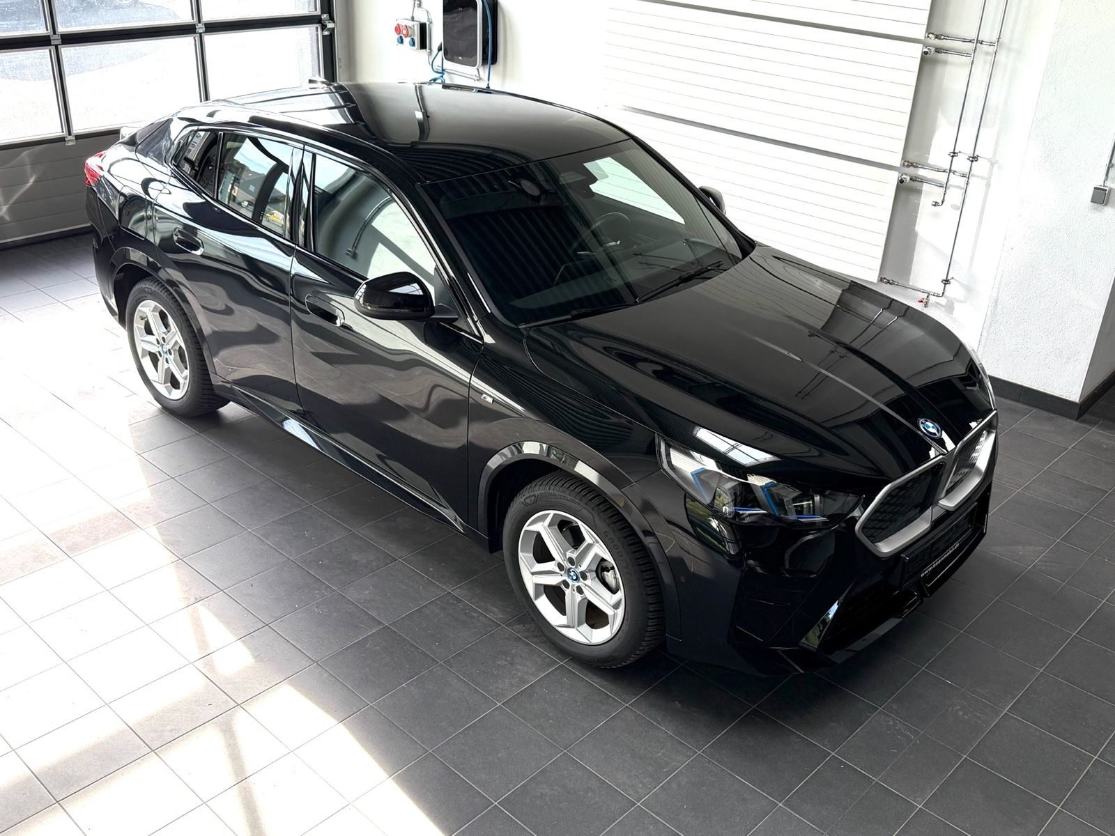 BMW iX2 20 eDrive M Sport AHK_HarmKard_Massage_eSitz