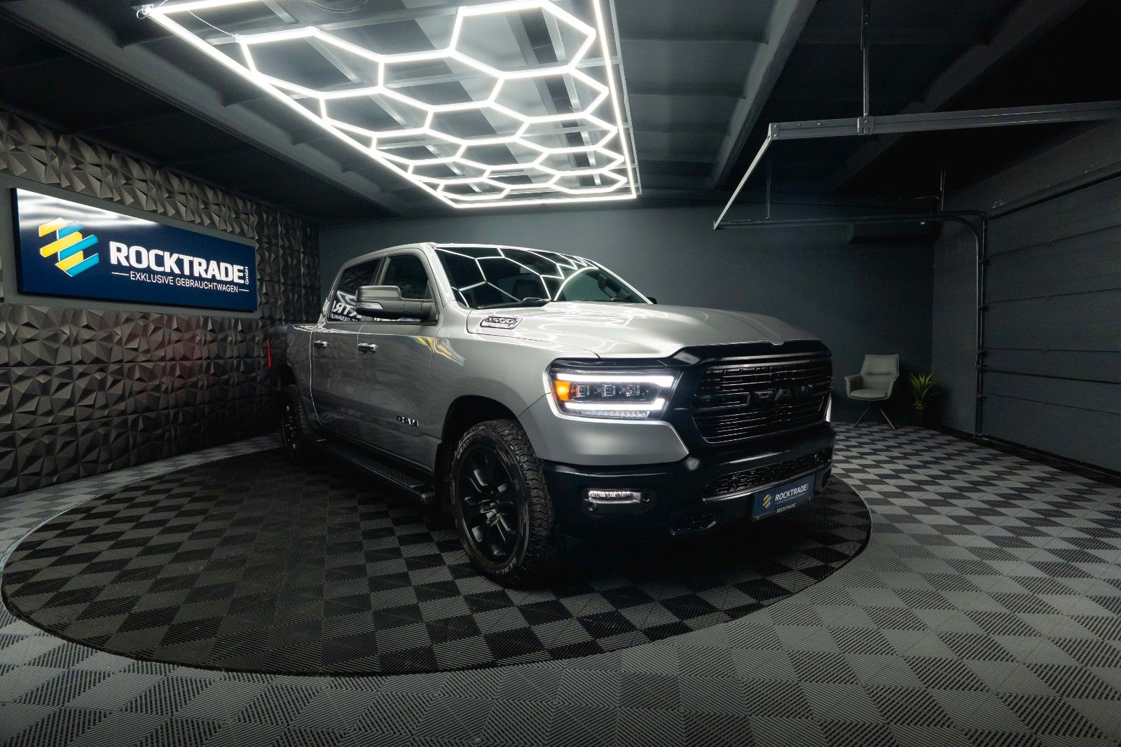 Fahrzeugabbildung Dodge RAM 5.7 V8 HEMI 4x4 OFFROAD Night-Paket *LED*