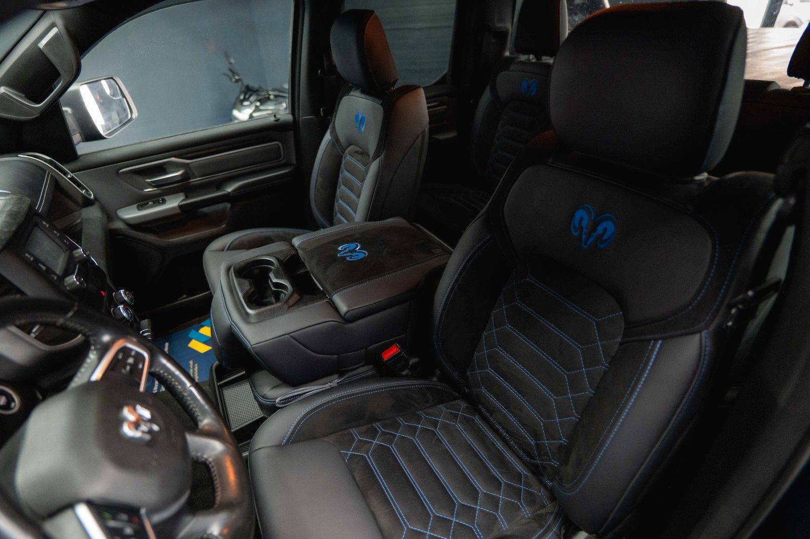 Fahrzeugabbildung Dodge RAM 5.7 V8 HEMI 4x4 OFFROAD NightEdition LONGBED