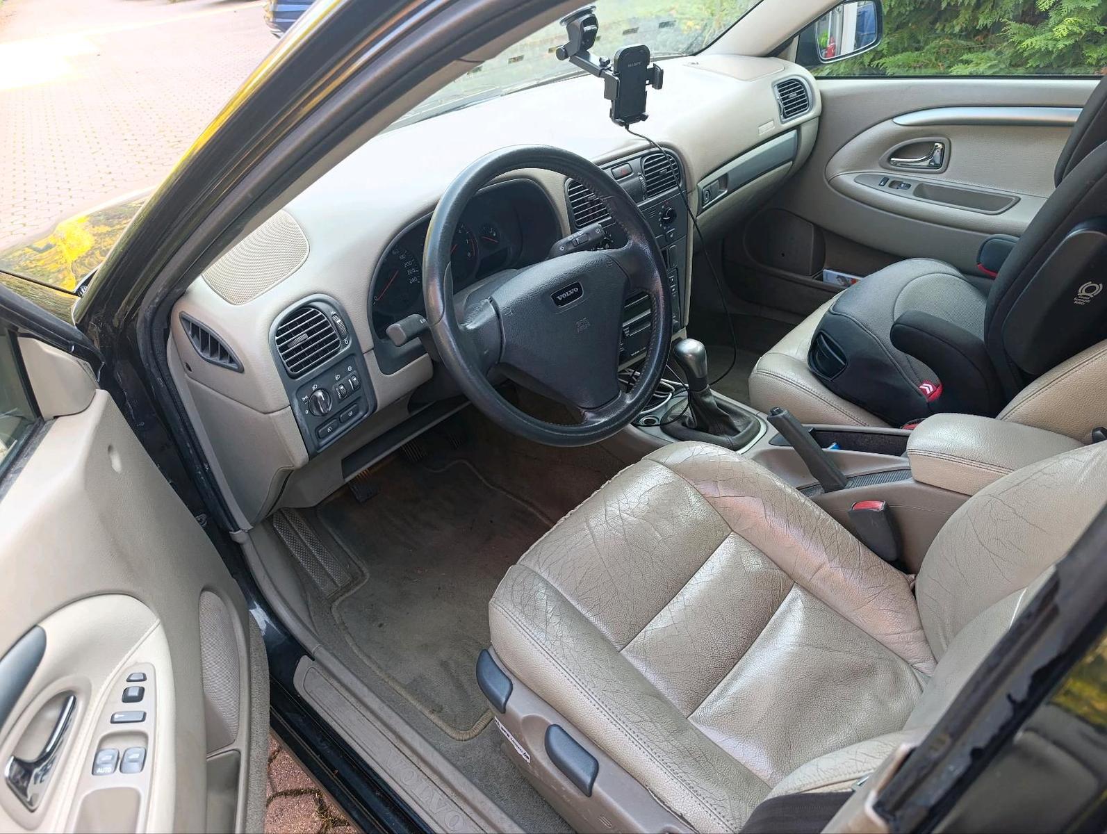 Volvo V40 2004 — interior