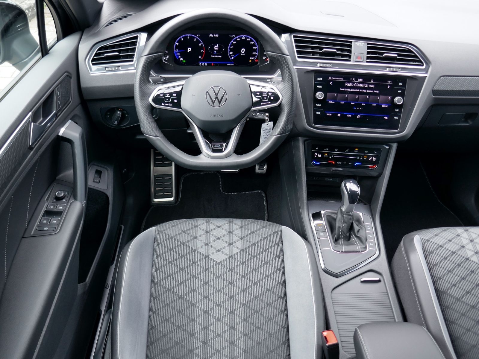 Fahrzeugabbildung Volkswagen Tiguan R-Line 1.5 TSI DSG | LED RFK ACC Navi