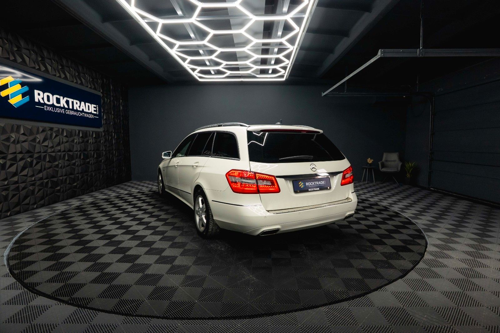 Fahrzeugabbildung Mercedes-Benz E 220 T CDI BlueEfficiency Avantgarde *Bi-Xenon*