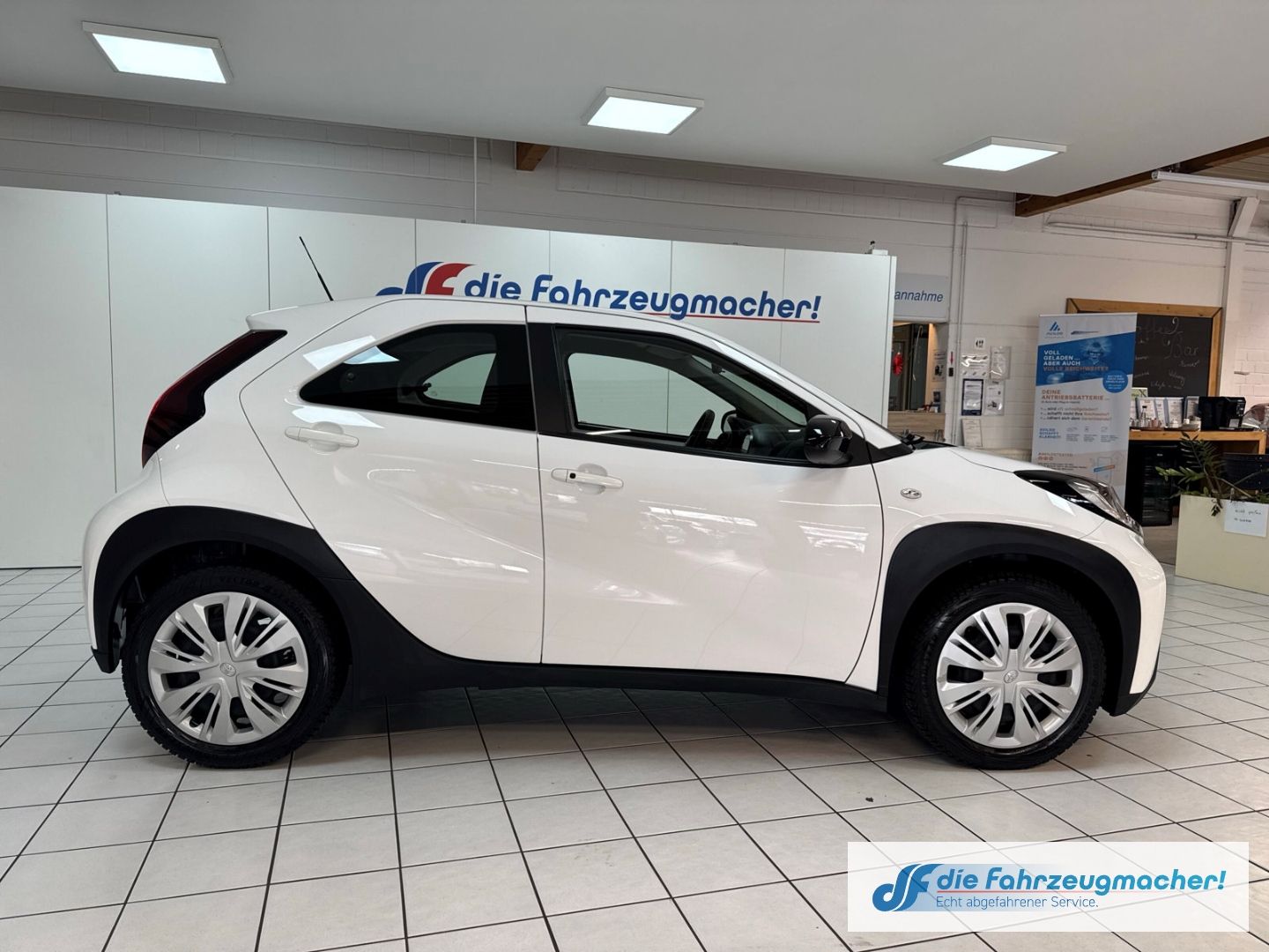 Fahrzeugabbildung Toyota Aygo X Play Apple CarPlay Android Auto Mehrzonen