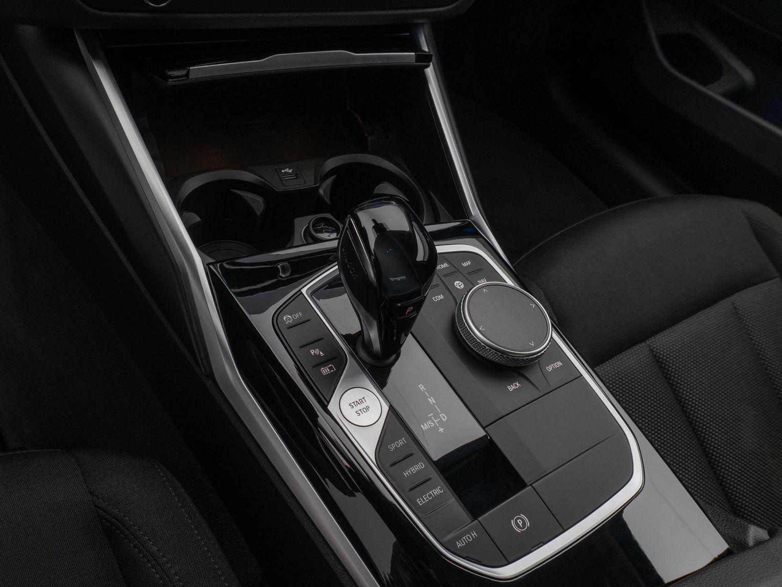 Fahrzeugabbildung BMW 330e ACC Alarm DAB CockpitPr HiFi PDC WLAN Sport