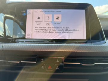 Volkswagen Golf VIII Var. Active+AHK+LED+SHZ+LHzg+Navi+Kame