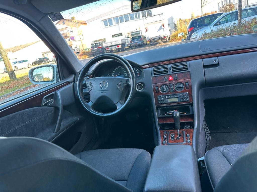 Mercedes-Benz E 240