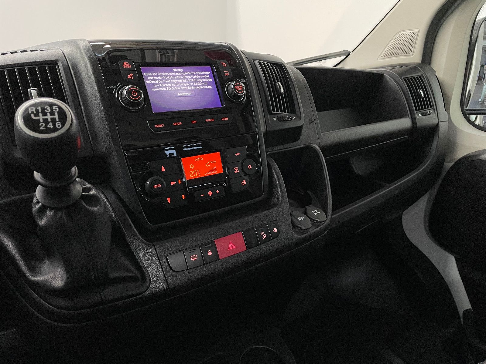Fahrzeugabbildung Peugeot Boxer L3 HDI 140 3Seitenkipper NAVI Klimaautomat