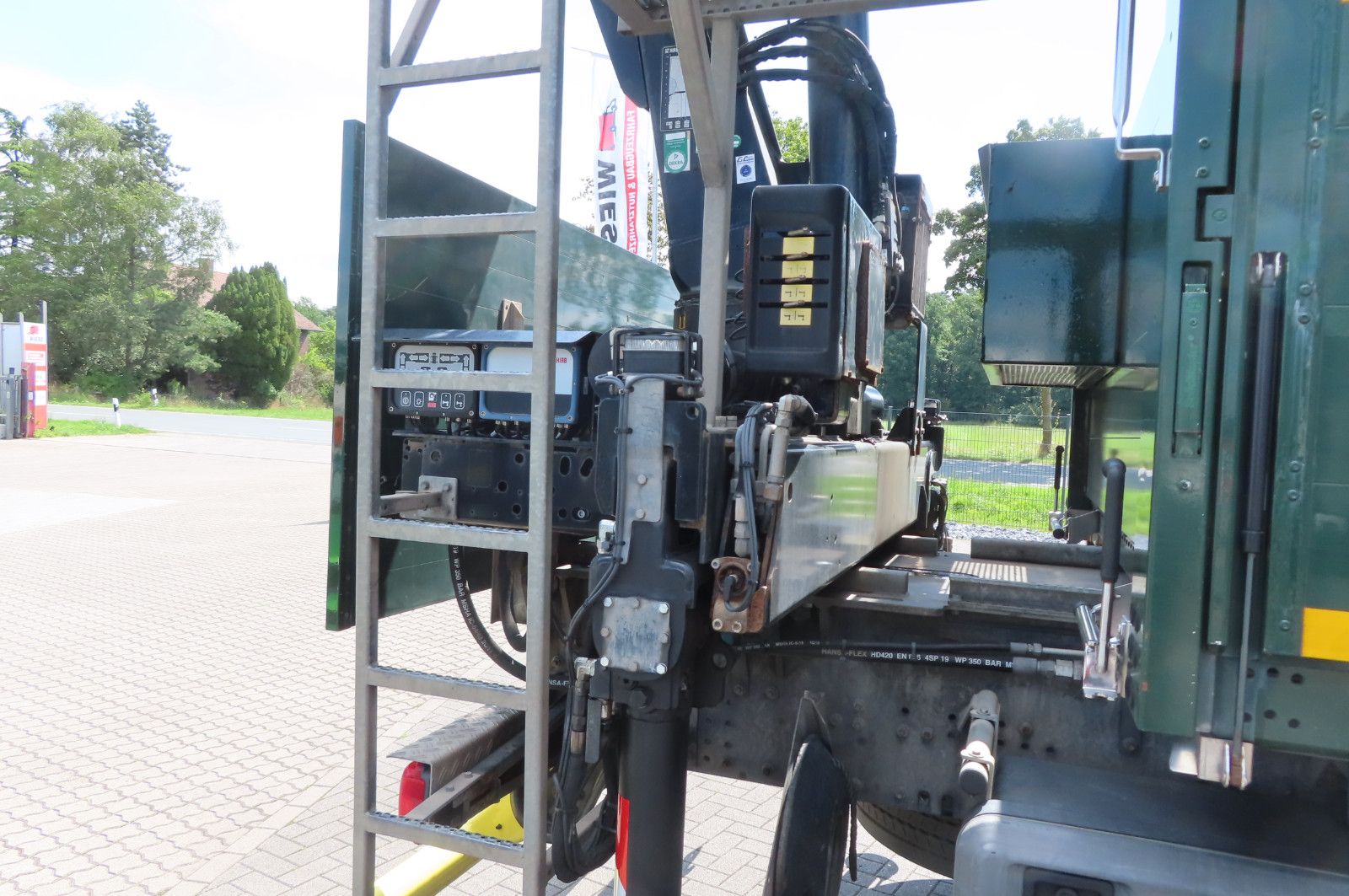 Fahrzeugabbildung MAN TGX 26.500 6x2 - Baustoff - Kran HIAB