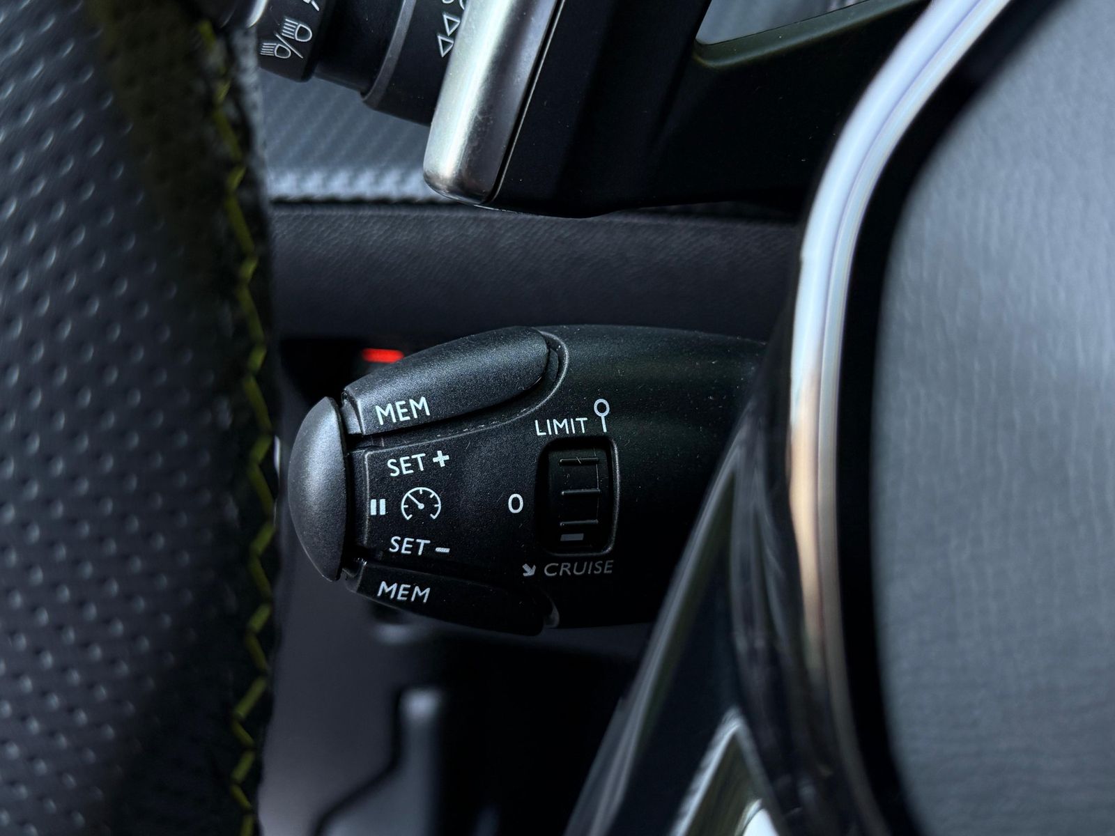 Fahrzeugabbildung Peugeot 2008 GT 1.5 Blue-HDI LED+NAV+KAM+PANO+AMBI+SHZ+
