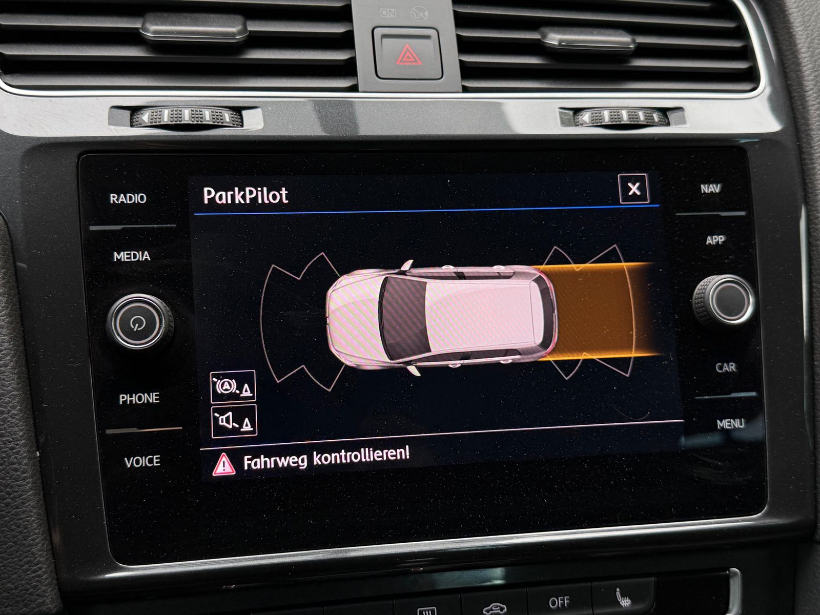 Fahrzeugabbildung Volkswagen Golf 1.6 TDI DSG Lim Comfortline NAV+SHZ+PDC+MFL