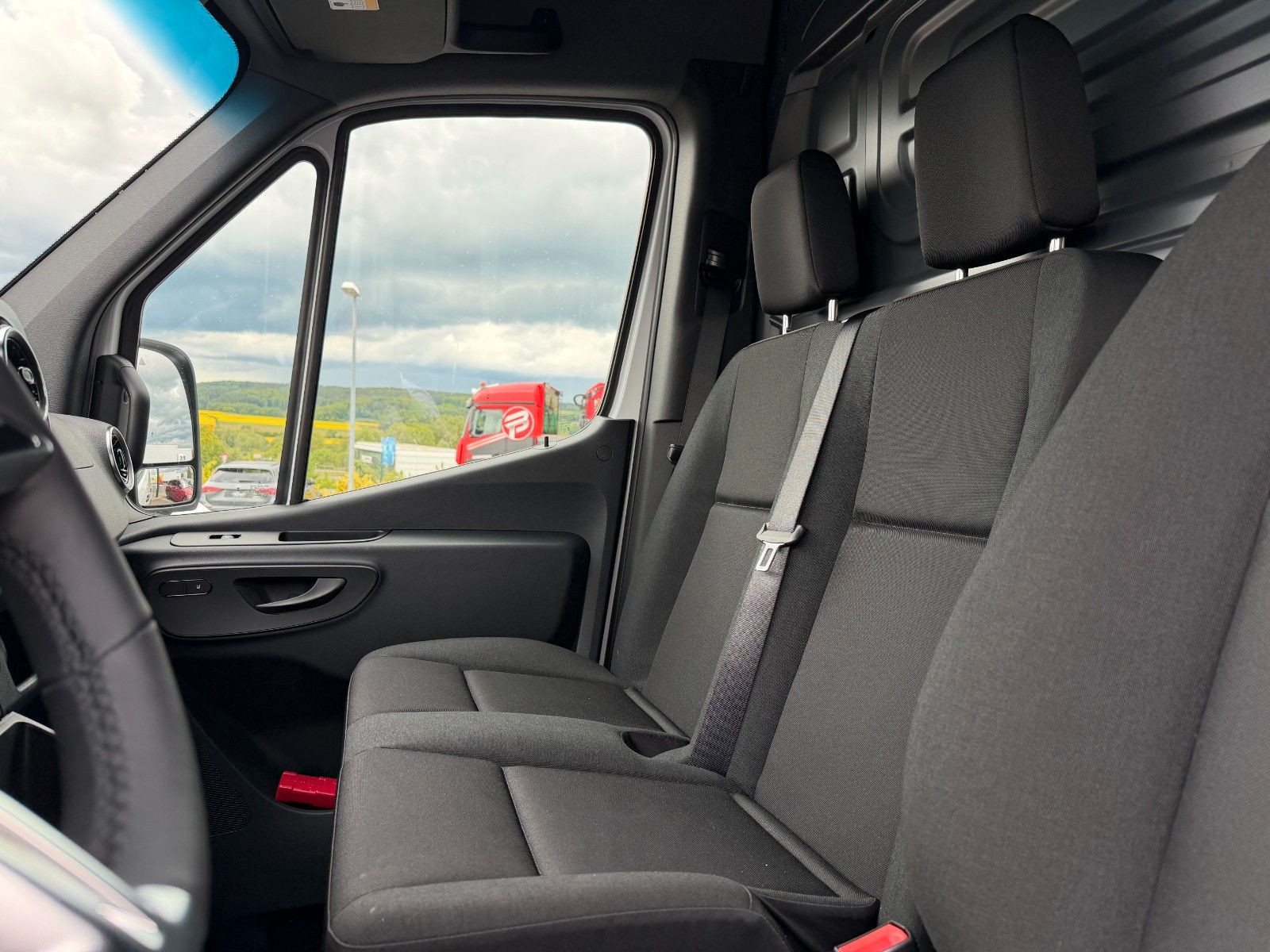 Fahrzeugabbildung Mercedes-Benz Sprinter 319 CDI 4x4 3665 DISTRONIC AHK LED