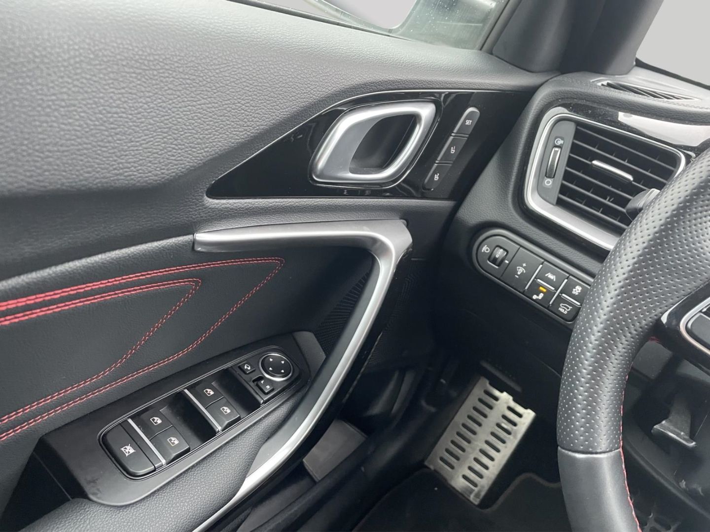 Fahrzeugabbildung Kia ProCeed GT LED totWinkelASS SpurhaltASS Tempomat