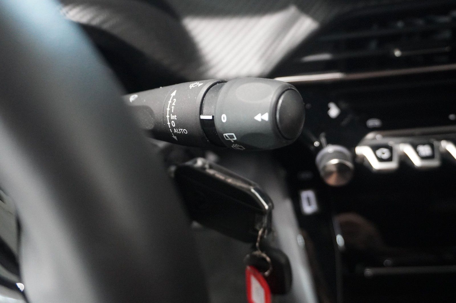 Fahrzeugabbildung Peugeot 2008 1.2 HYBRID ALLURE E-DSC NAVI/LED/SPORT/VIRT