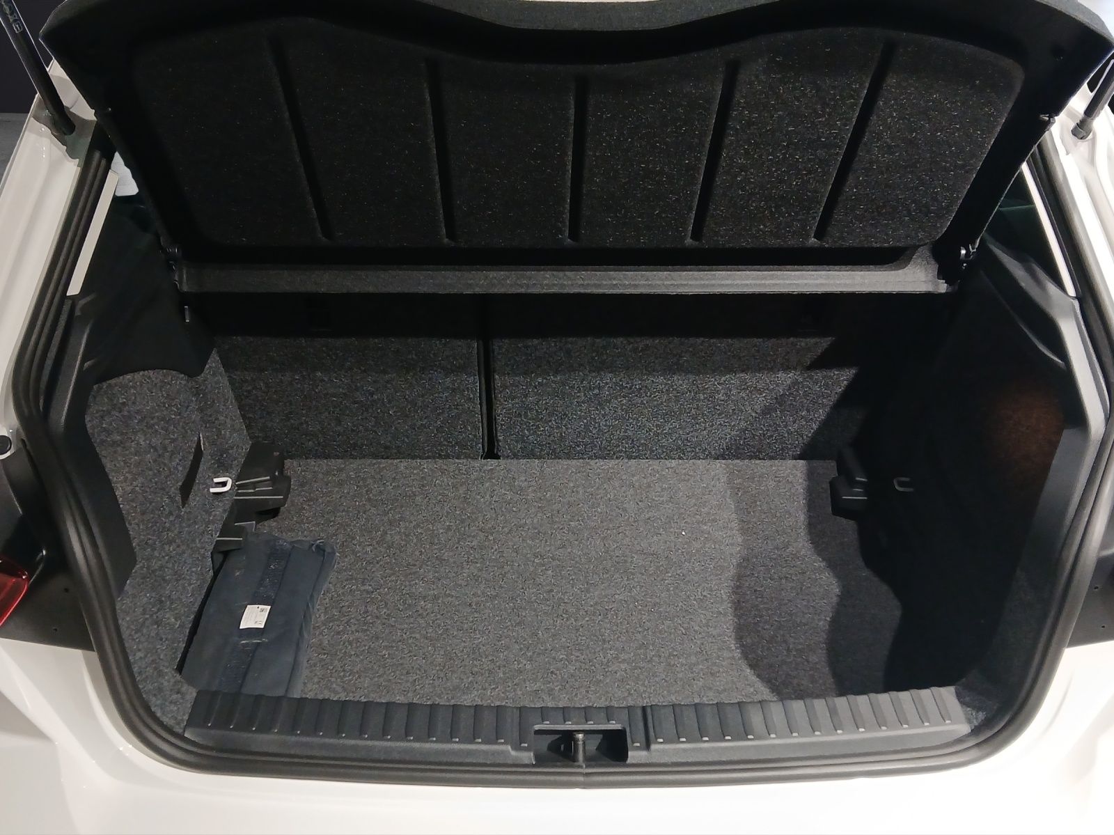 Fahrzeugabbildung SEAT Ibiza TSI Road-Edition DSG LED Navi AID ACC RFK