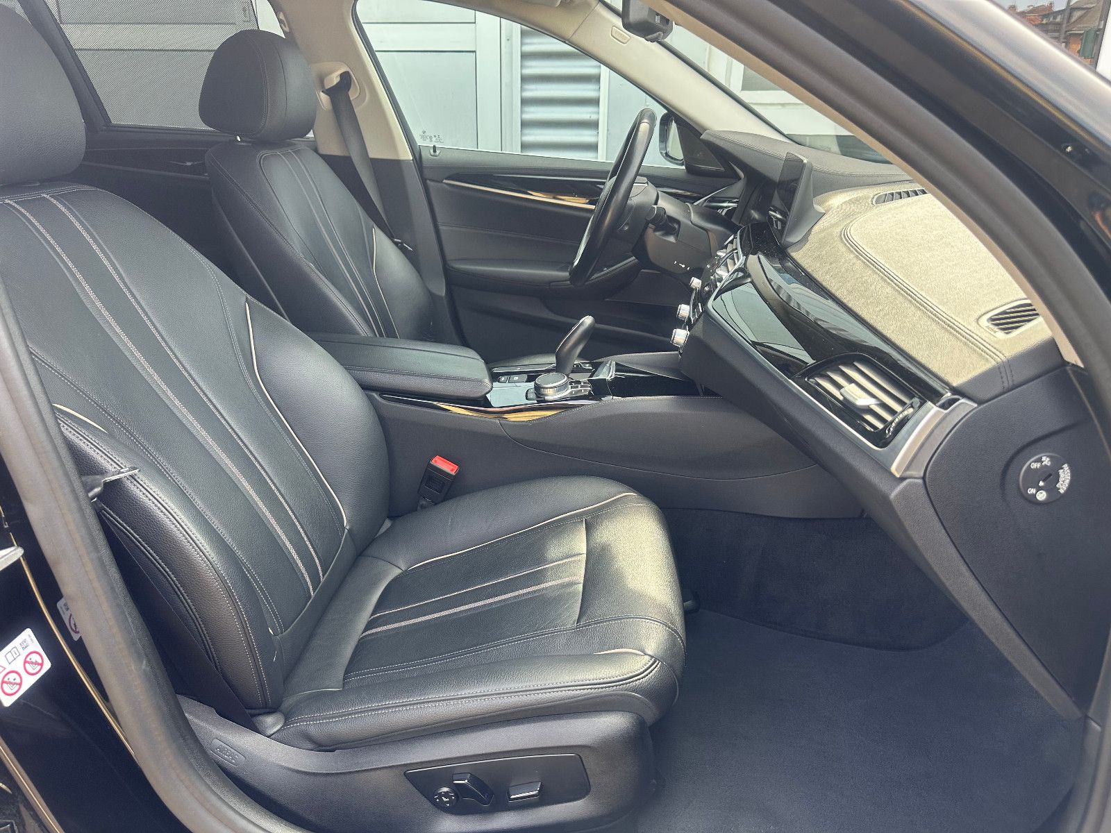 Fahrzeugabbildung BMW 530 d TOURING LUXURY LINE*AHK+PANO+MOD.2020*