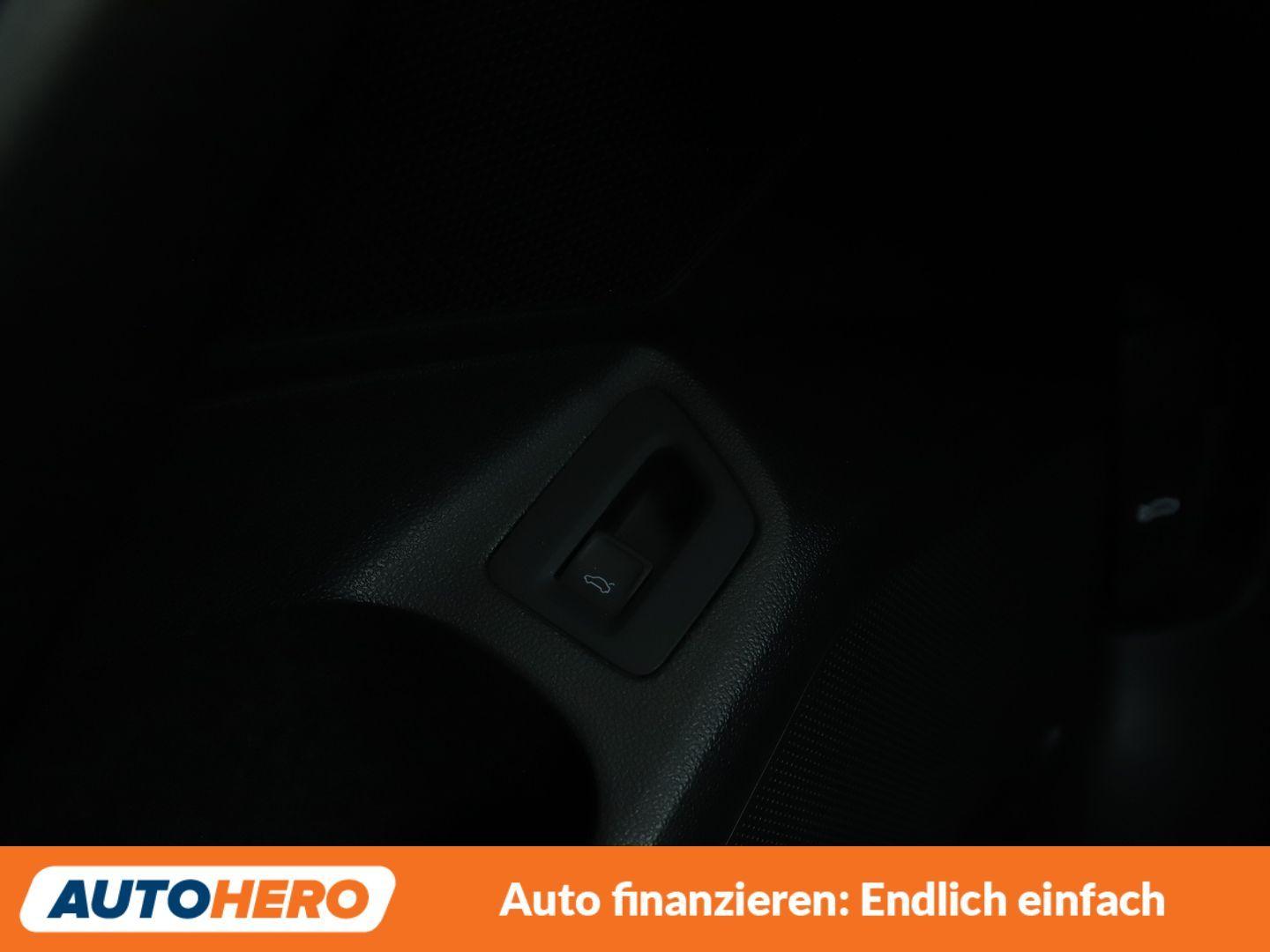 Volkswagen Passat 2.0 TSI Elegance Aut.*NAVI*PDC*SHZ*