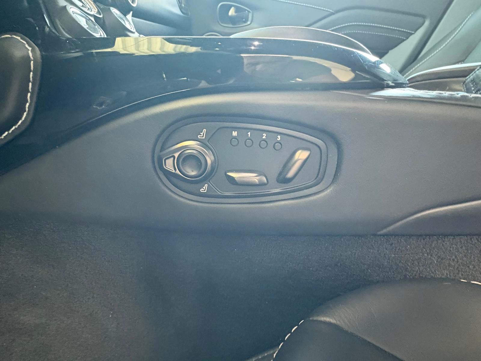 Fahrzeugabbildung Aston Martin V8 Vantage 4.0 V8 voll sehr gepflegt