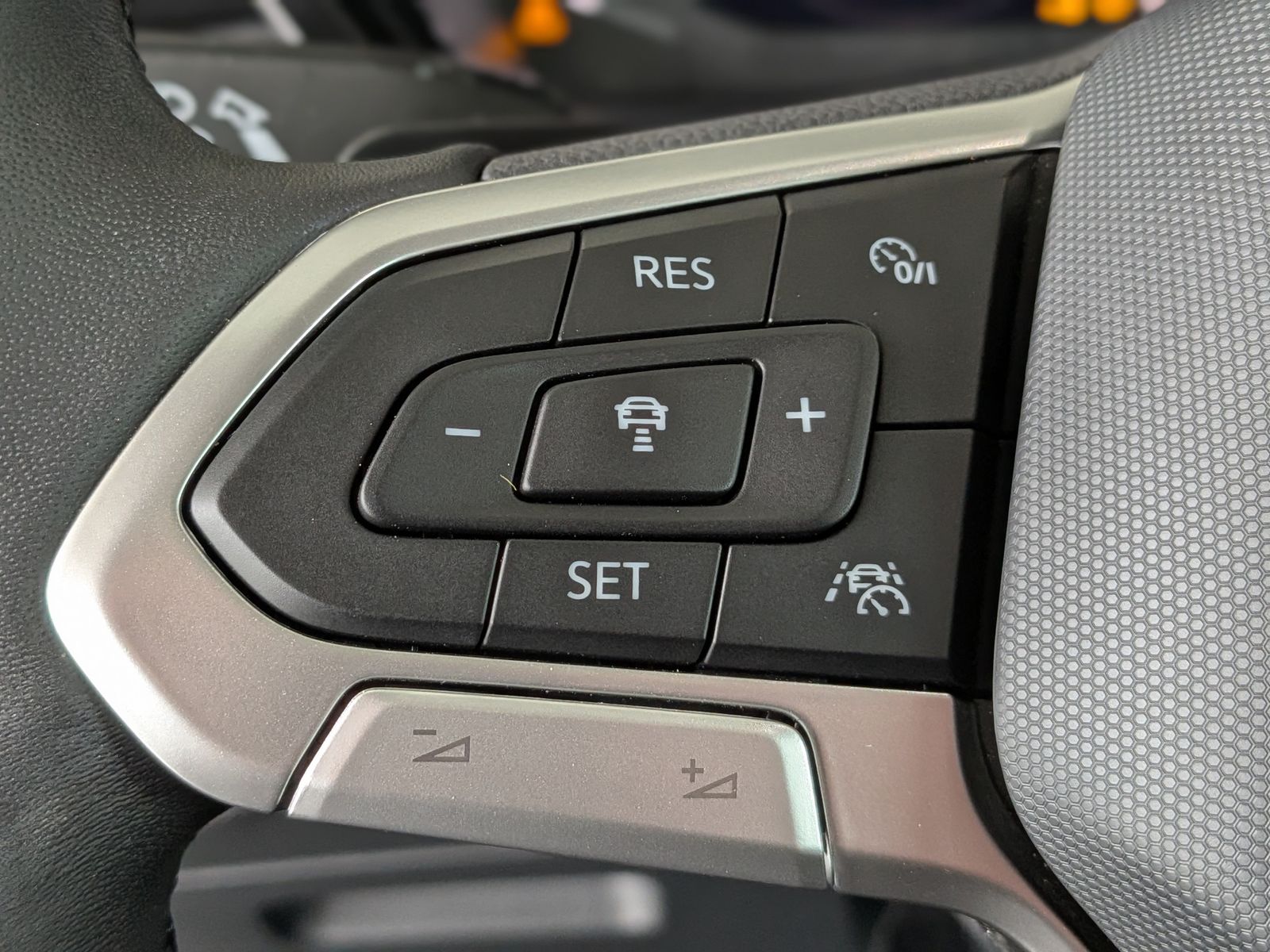 Fahrzeugabbildung Volkswagen Touran 2.0 DSG R-Line High Pano 7-Si IQ AHK VOLL