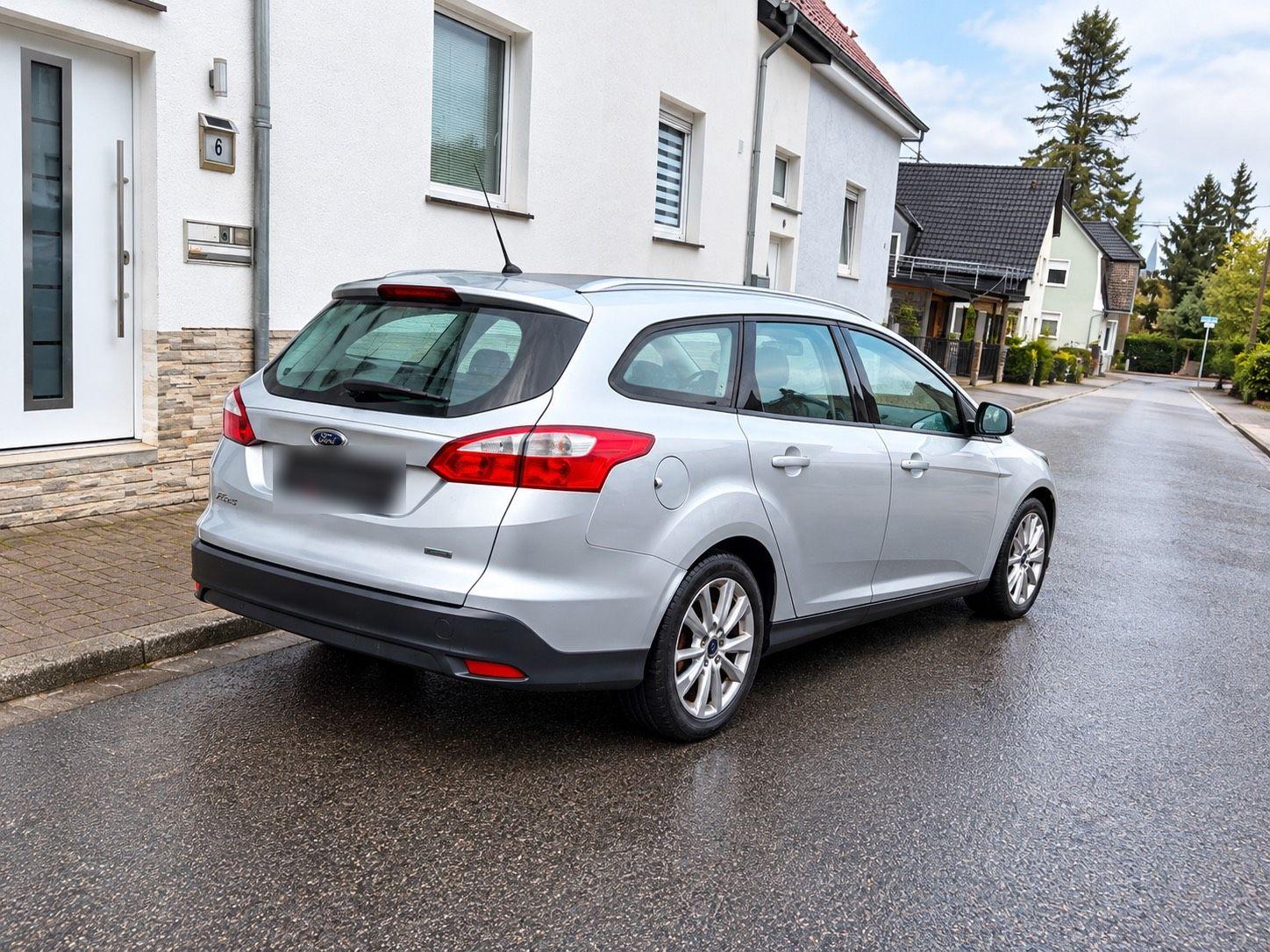 Ford Focus 2013 — interior