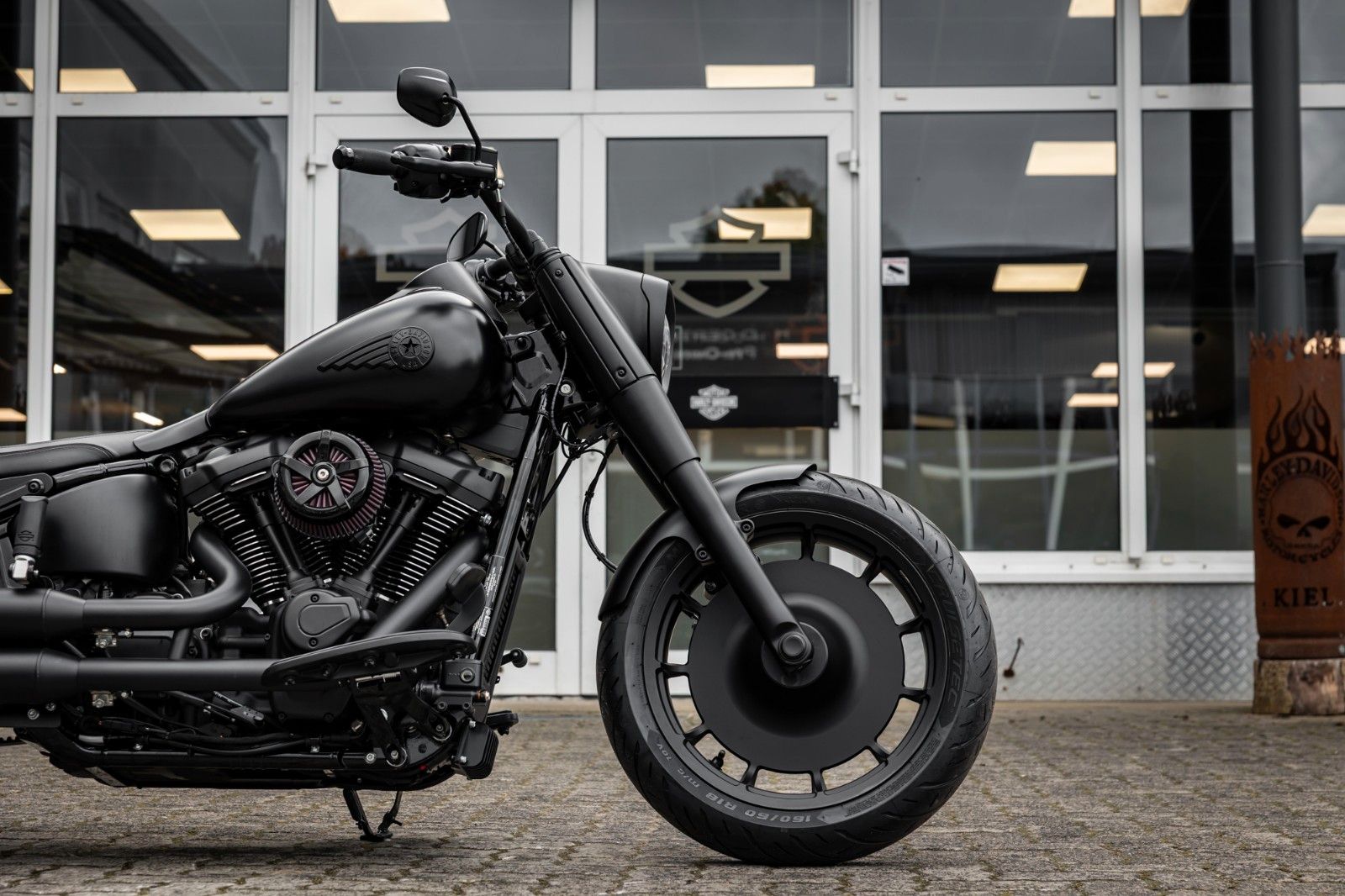 Fahrzeugabbildung Harley-Davidson ALL MATT DARK BOY FLFBS 117 MY25-H-D Kiel Custom