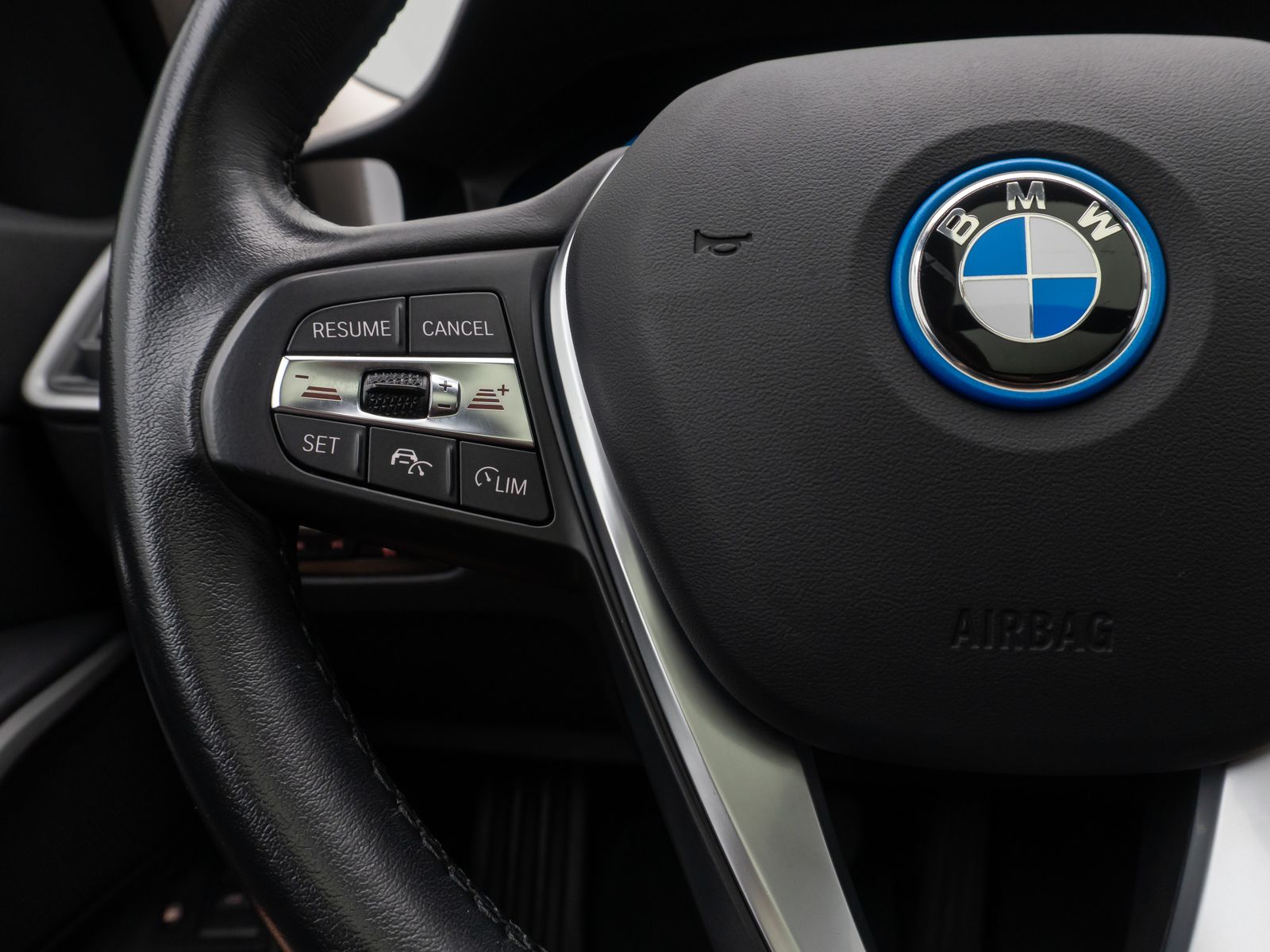 Fahrzeugabbildung BMW 330e xD ACC HUD Kamera DAB Alarm Panorama 19Zoll
