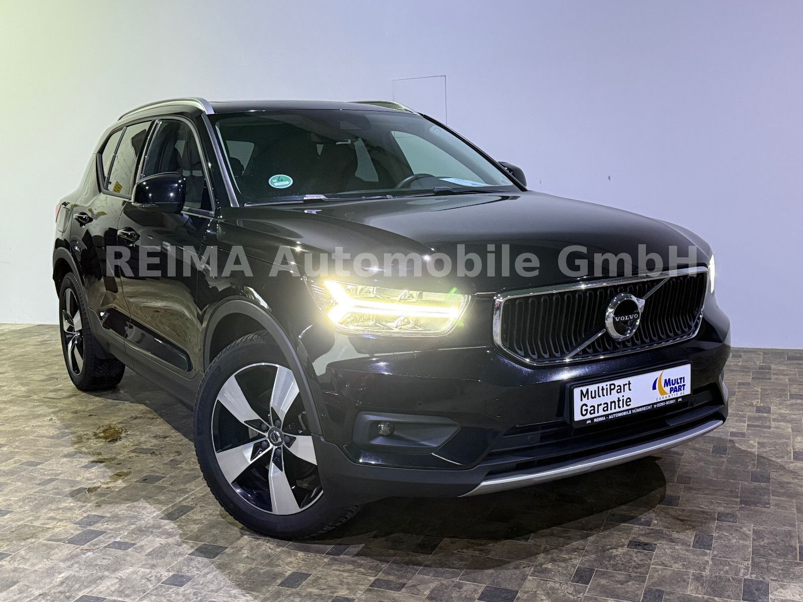 Fahrzeugabbildung Volvo XC 40 D4 Momentum AWD, Pano, LED, H&K