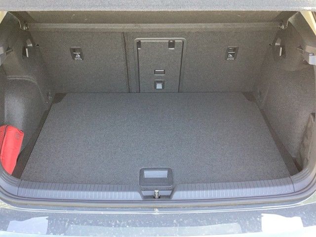 Fahrzeugabbildung Volkswagen Golf VIII Active eTSI DSG LED Navi AID ACC RFK S