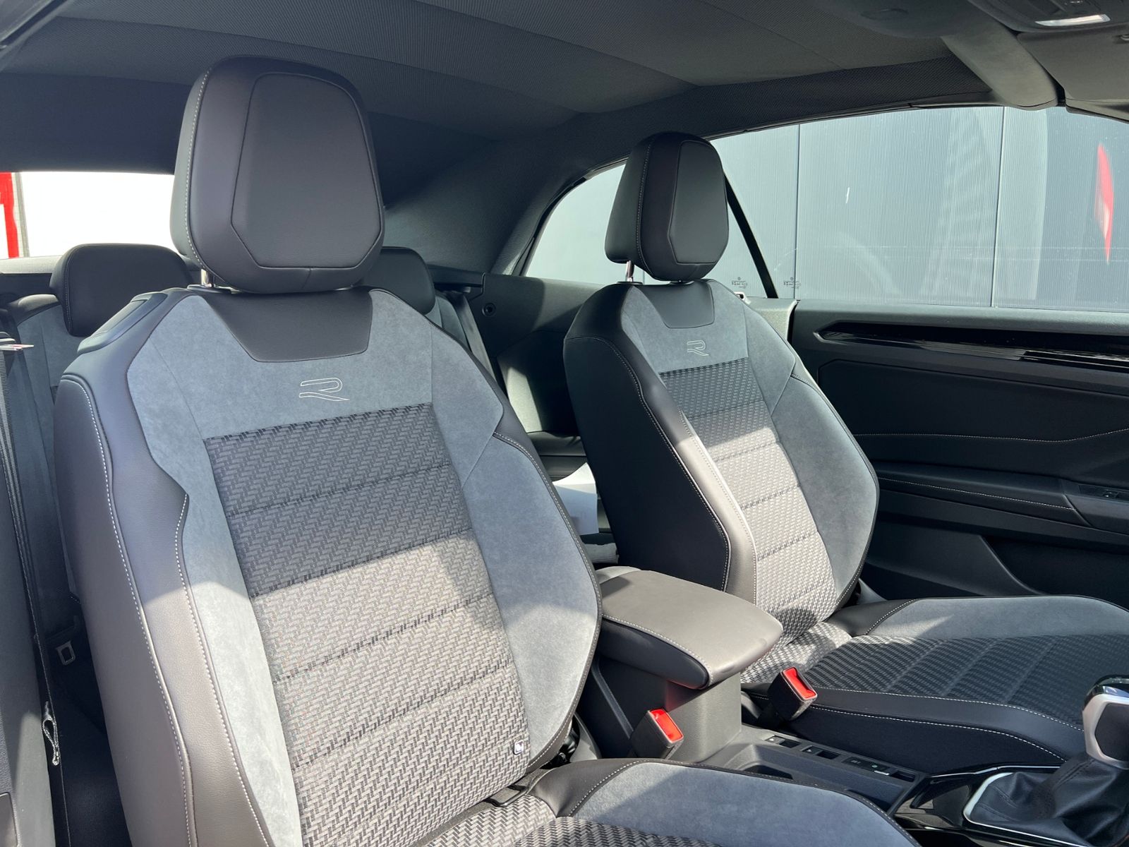 Fahrzeugabbildung Volkswagen T-Roc Cabriolet R-Line 1.5 TSI DSG *AHK,Black-St