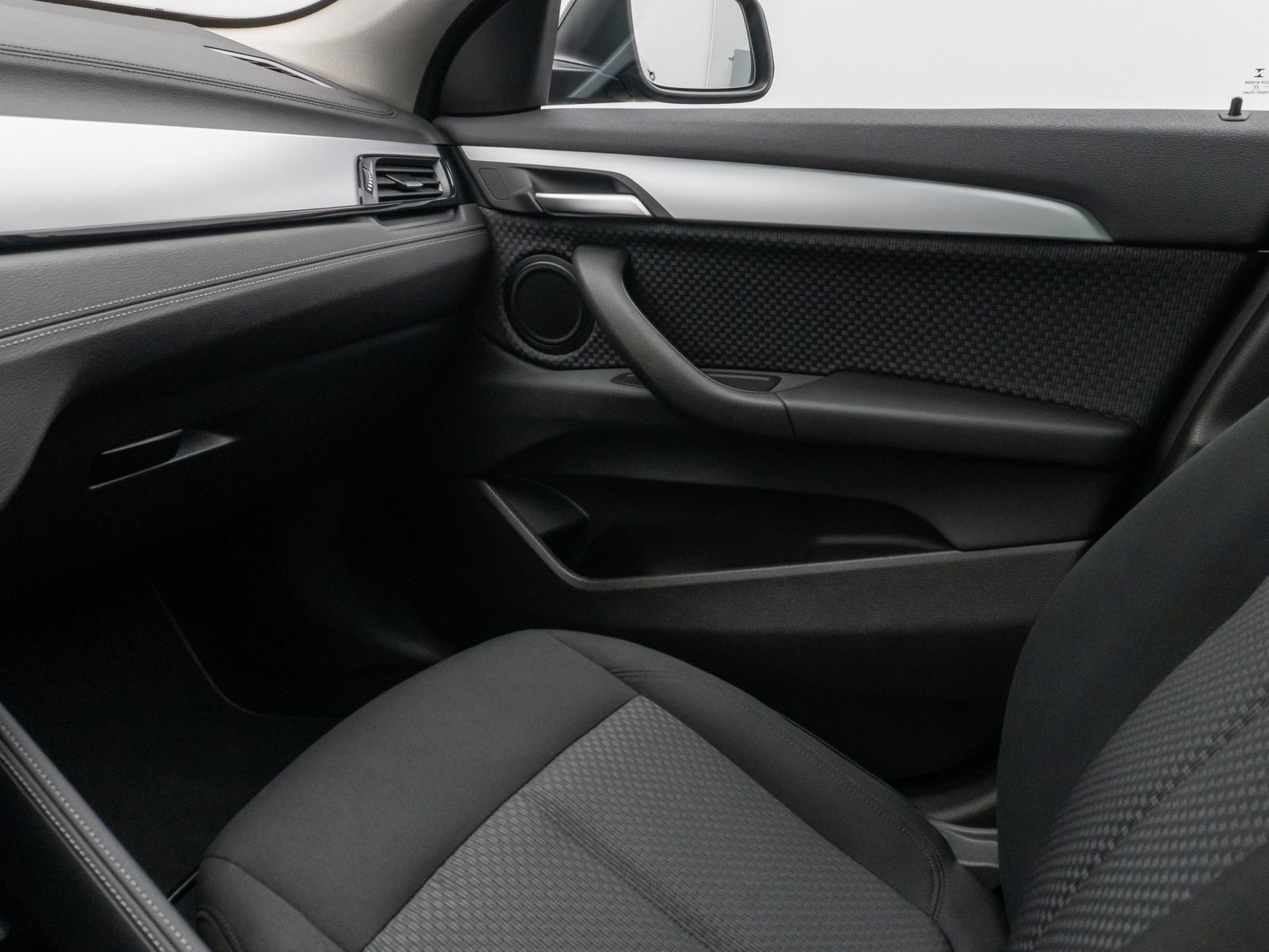 Fahrzeugabbildung BMW X2 sD20d Panorama NaviPlus HUD DAB HiFi Alarm