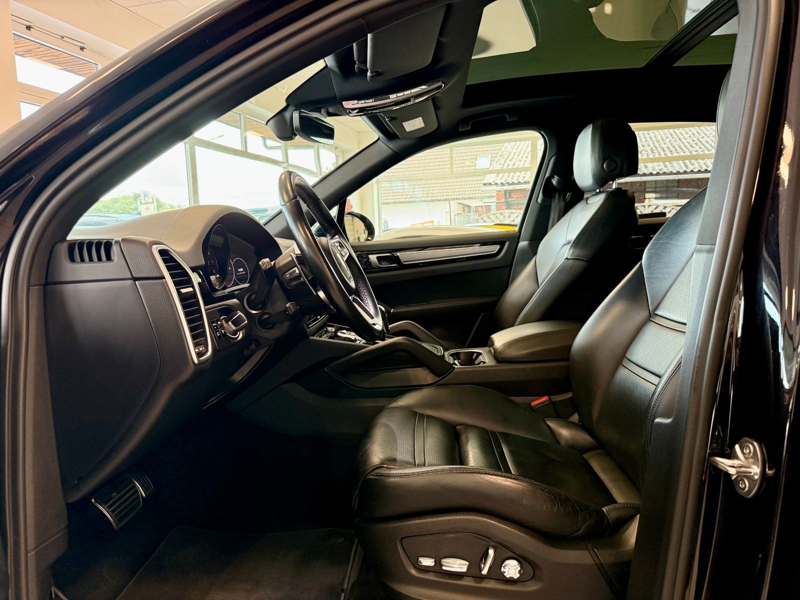 Fahrzeugabbildung Porsche Cayenne S Luftfederung/Panorama/ACC/SportChrono