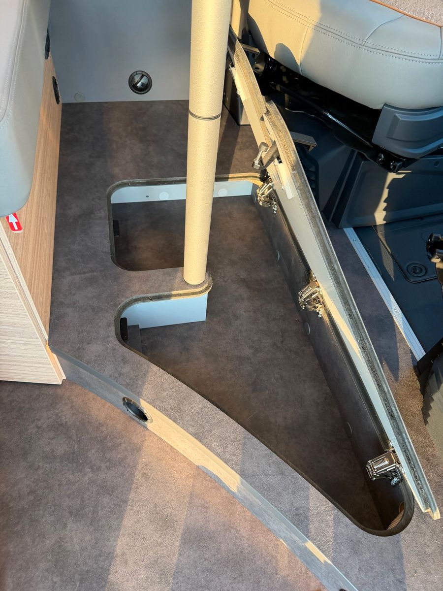 Fahrzeugabbildung Malibu Van Family 4 GT 640 RB Aufstelldach MJ26 lucca