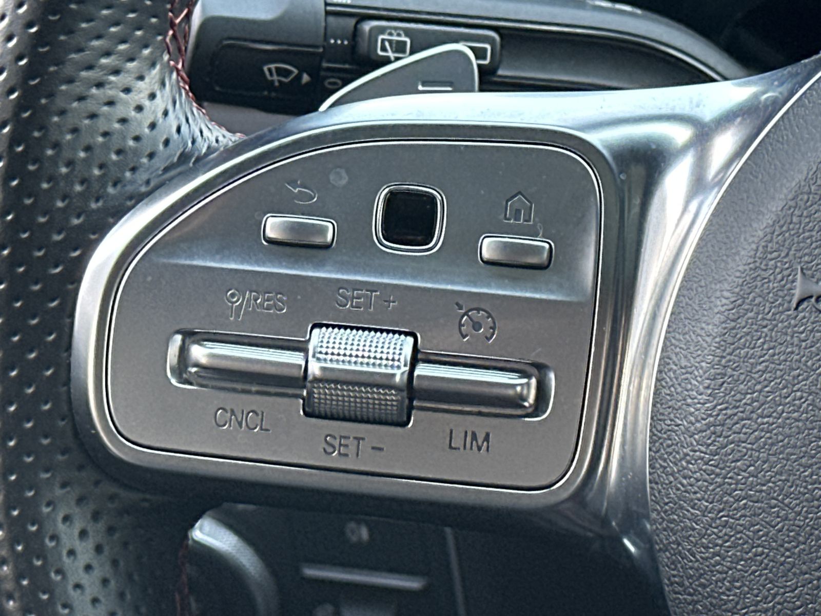 Fahrzeugabbildung Mercedes-Benz GLA 220d AMG Line NAV+MATRIX+KAMERA+PANO