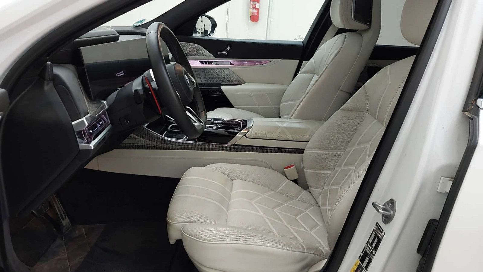 Fahrzeugabbildung BMW M760 e xDrive M-SPORT|TV|B&W|SKY-LOUNGE|MEGAVOLL