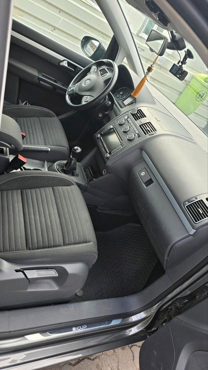 Volkswagen Touran 2015 — interior