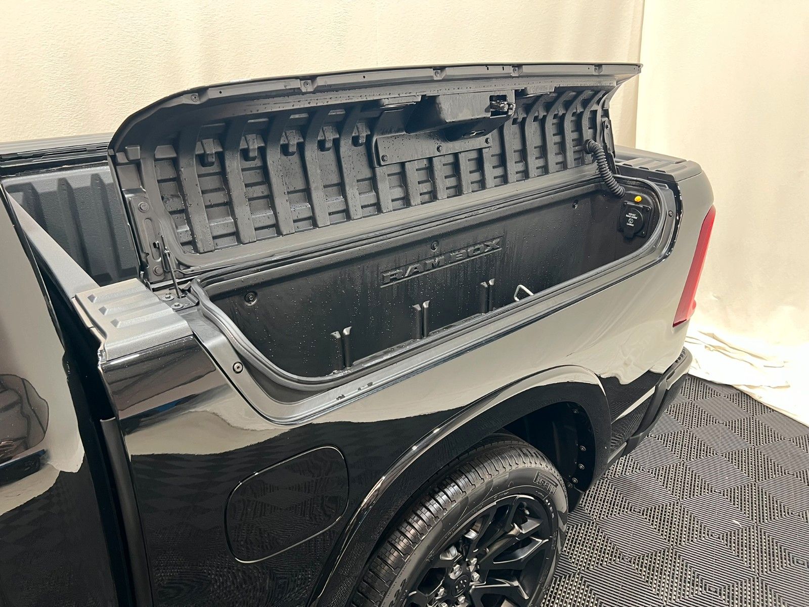 Fahrzeugabbildung Dodge RAM 1500 Limited Night  H/O 3.0L / MFT