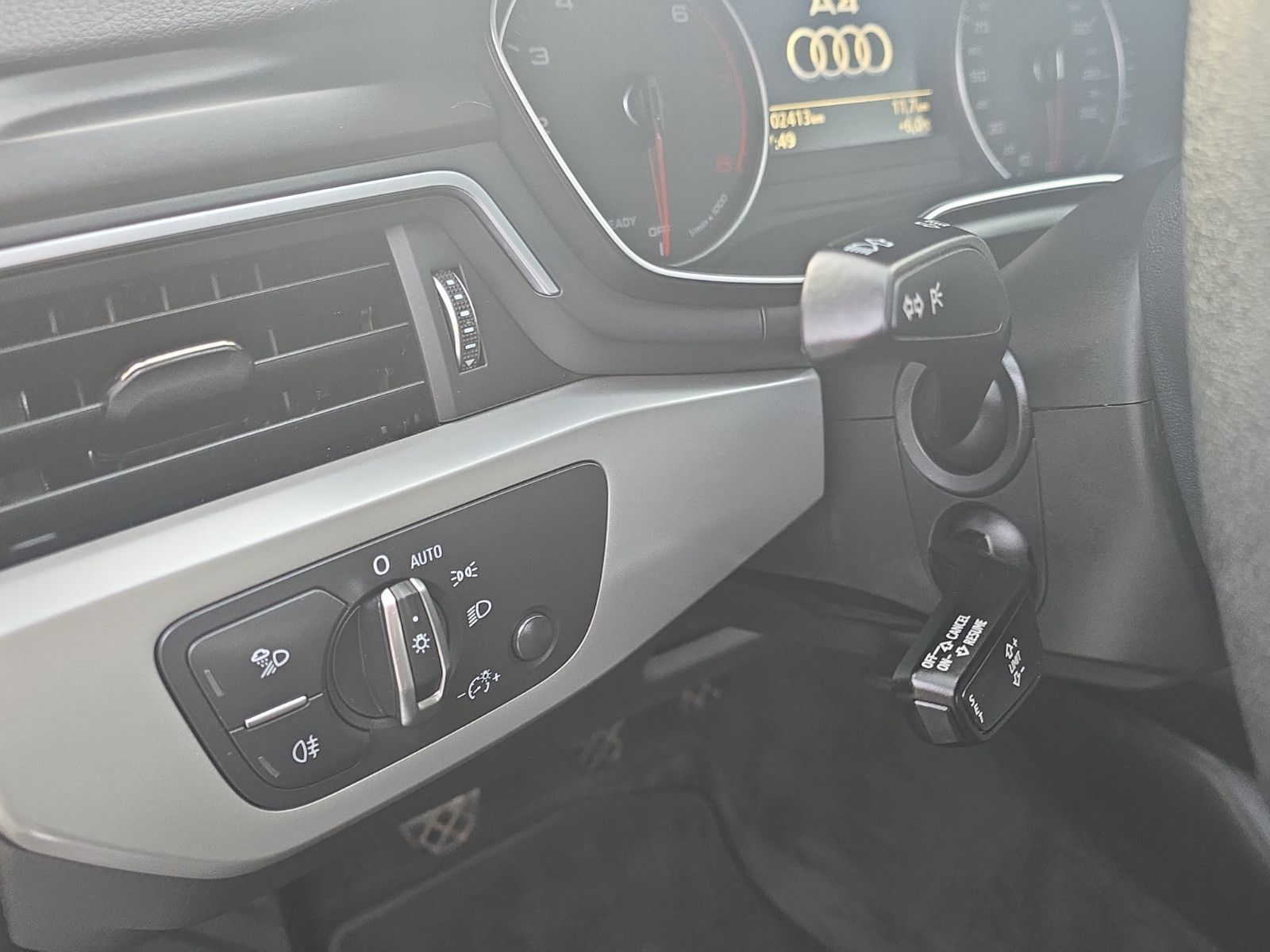 Fahrzeugabbildung Audi A4 Lim. basis/Bi-Xenon/Navi/SHZ/PDC