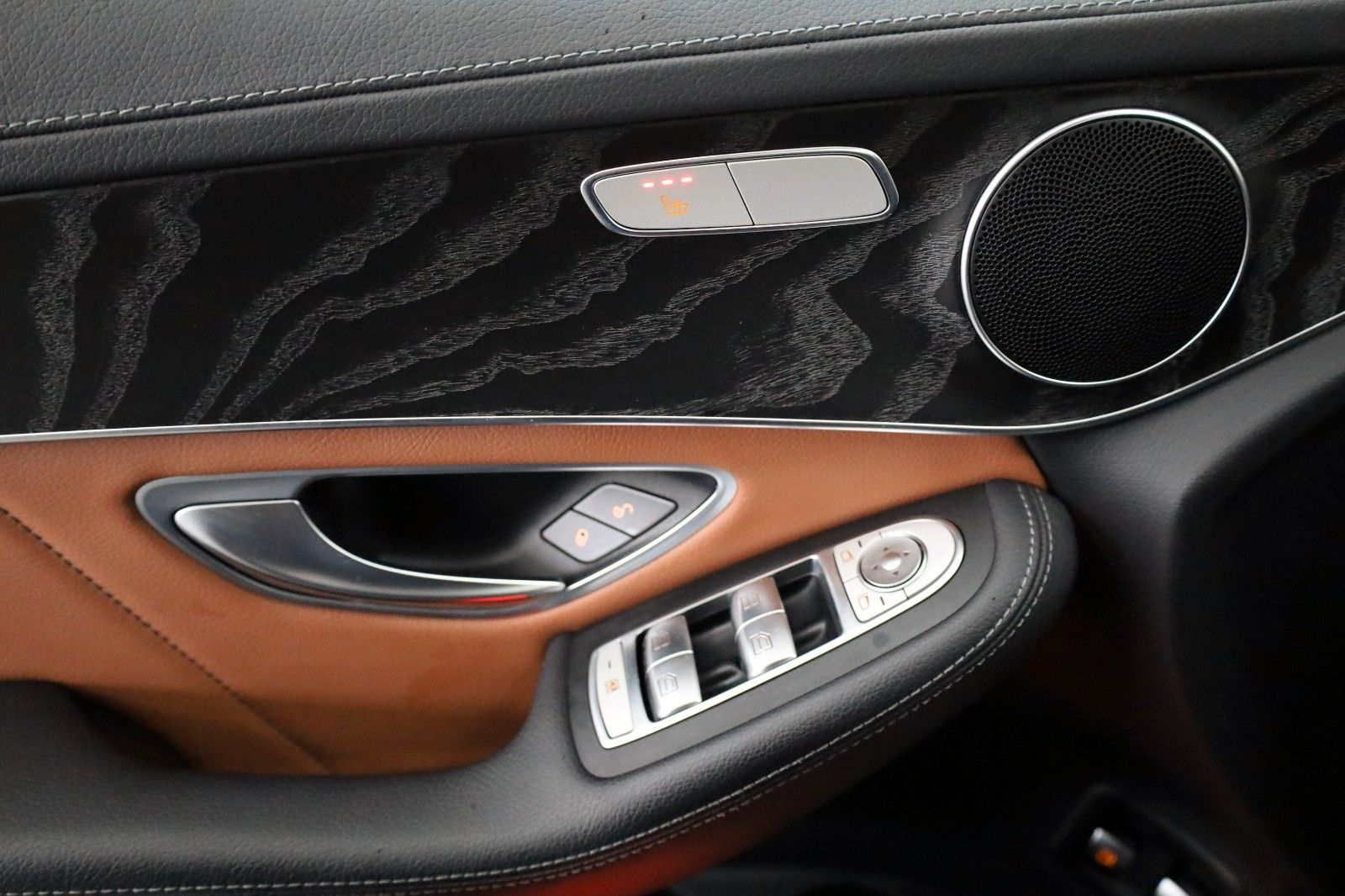 Fahrzeugabbildung Mercedes-Benz GLC 300e 4M Coupe AMG Leder,Navi,LED,Park Paket