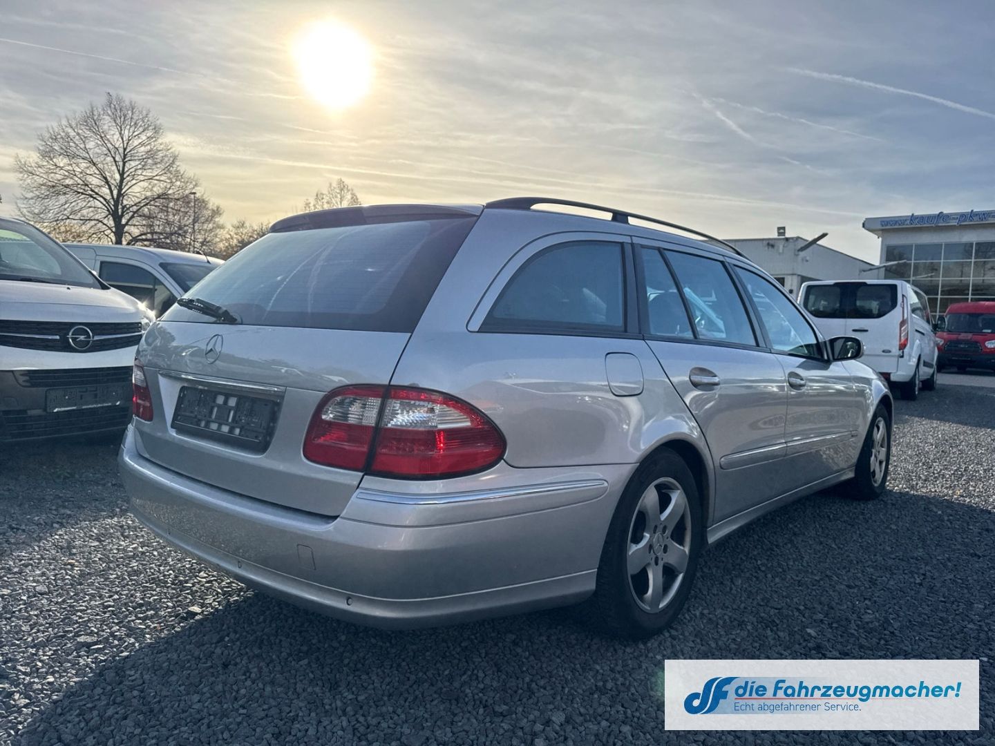 Fahrzeugabbildung Mercedes-Benz E 240 Navi Bi-Xenon Klimaautom e-Sitze *EXPORT