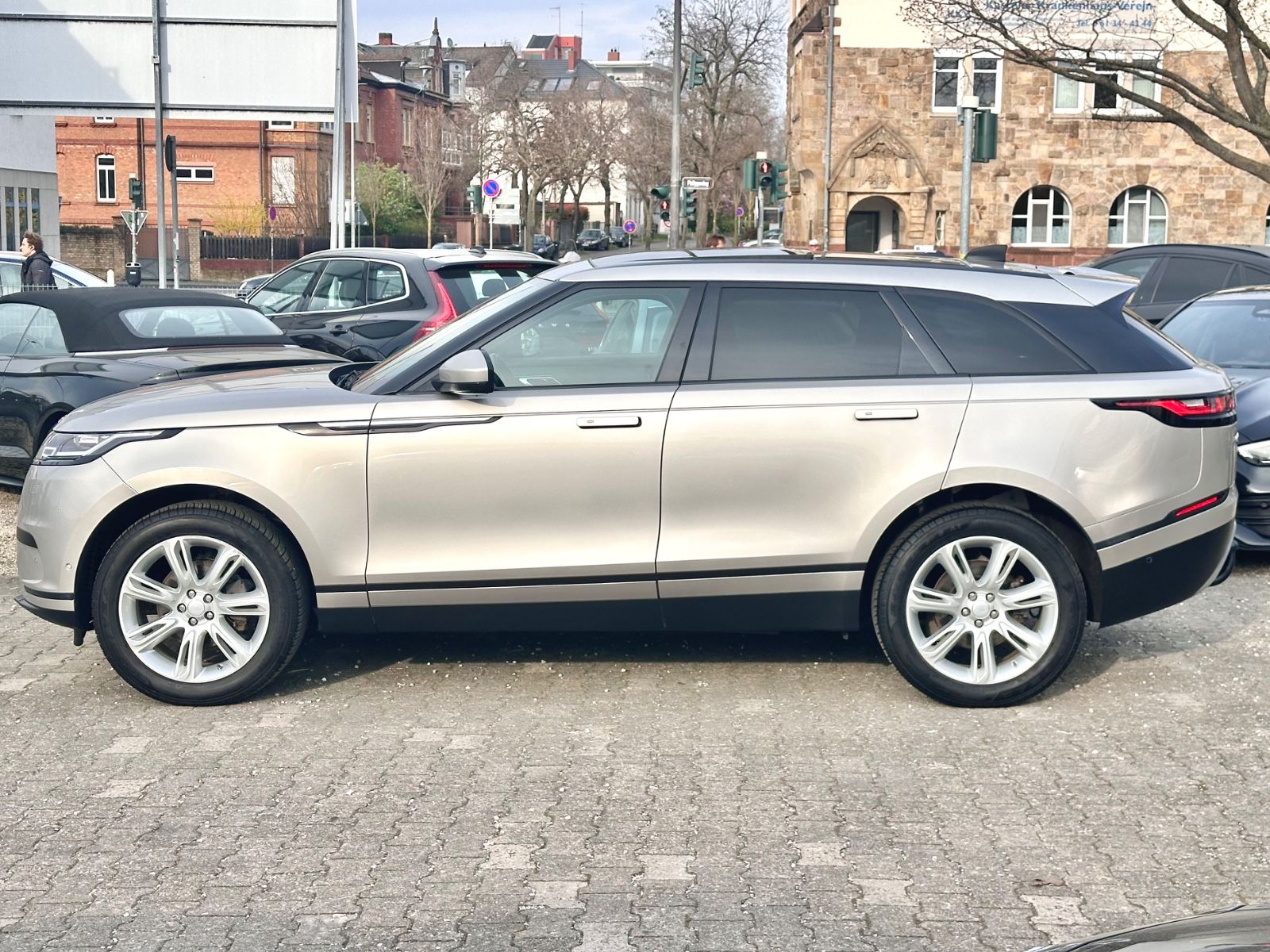 Fahrzeugabbildung Land Rover RANGE ROVER VELAR SE*MOD.2021+AHK+PANO+U.V.M*