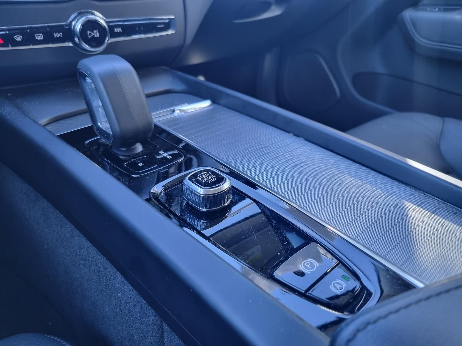 Fahrzeugabbildung Volvo XC60 B4 D 2wd Core 'ACC,BLIS, Kurvenlicht'