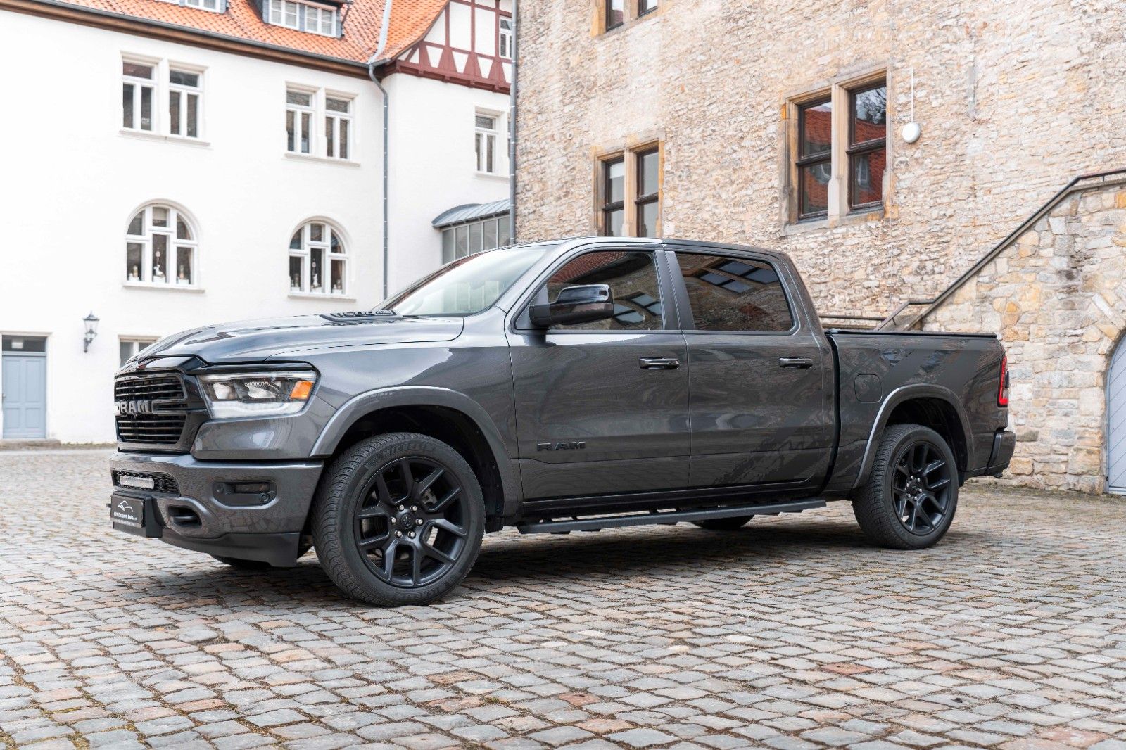 Fahrzeugabbildung Dodge RAM 5,7L Laramie CC 4X4 360° LED CARPLAY LPG AHK