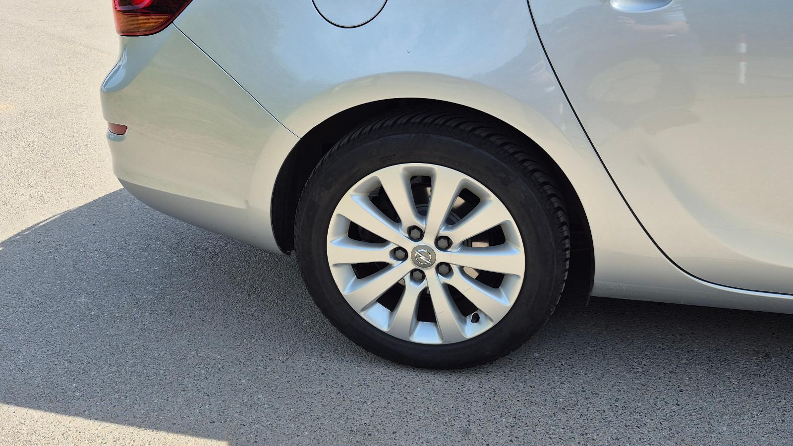 Opel Astra 2011 — салон