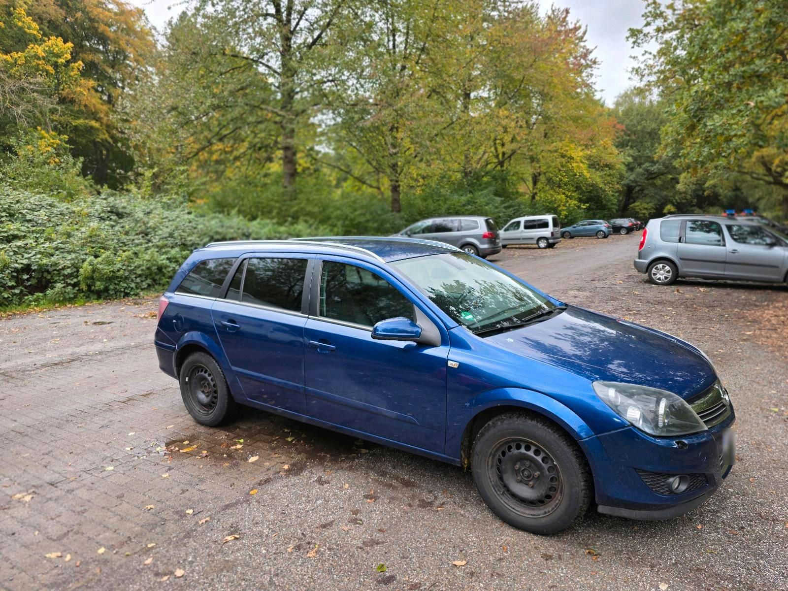 Opel Astra 2009 — rear view