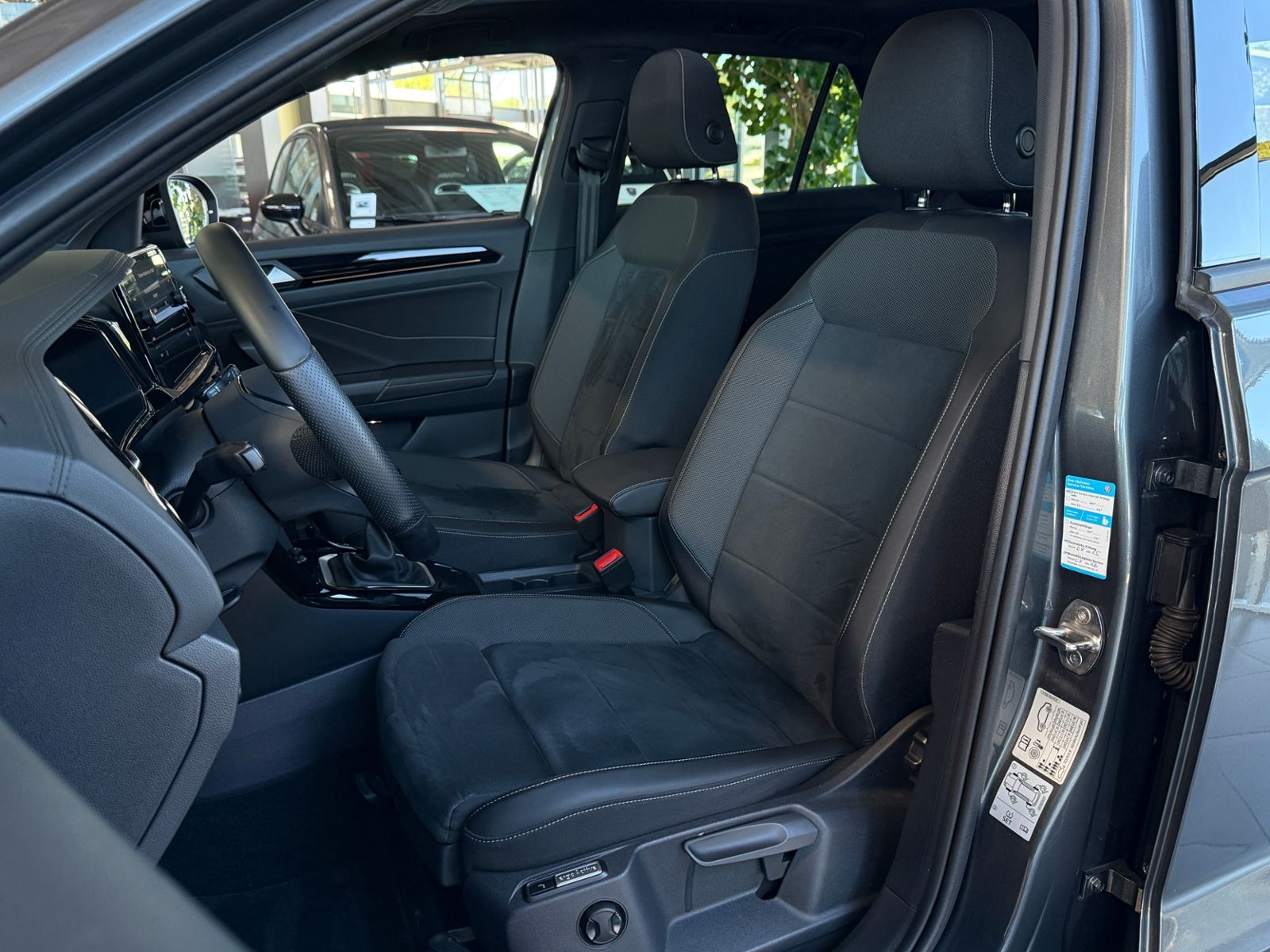 Fahrzeugabbildung Volkswagen T-Roc R-Line 1.5 l TSI  PANO ACC LED NAVI