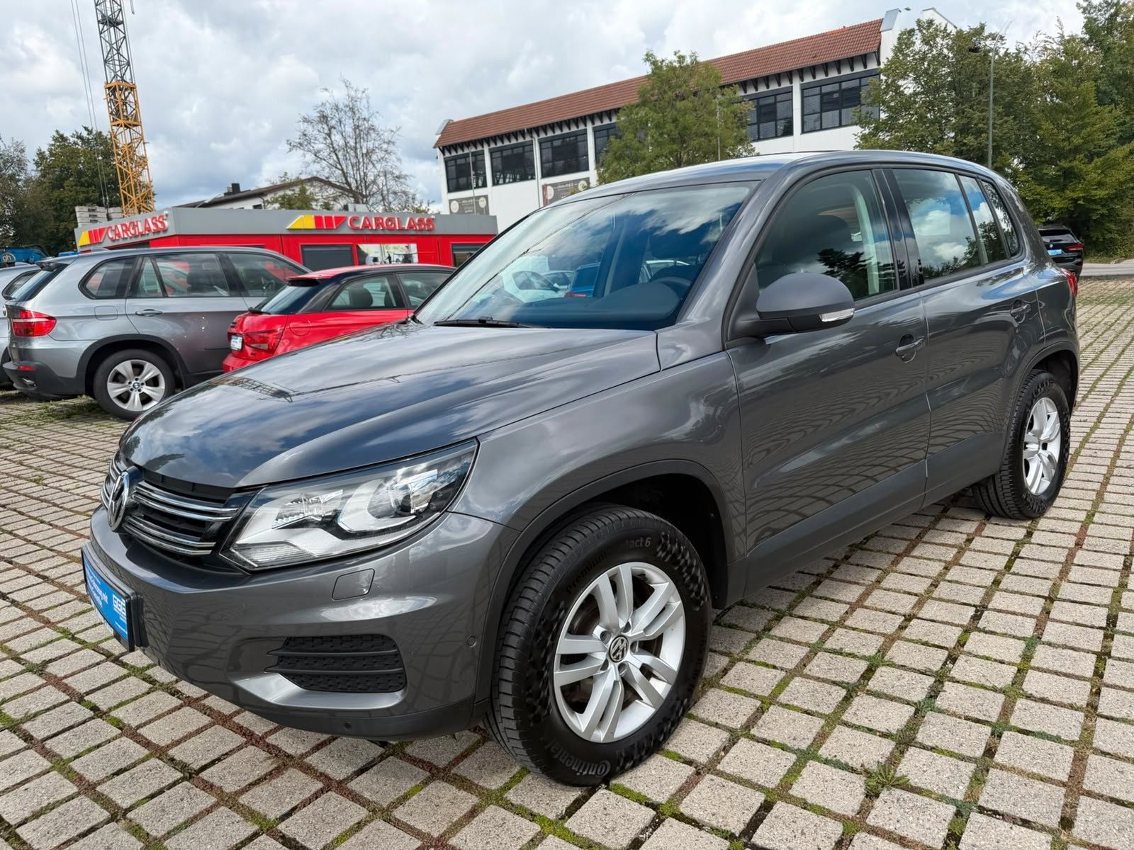 Volkswagen Tiguan - 1