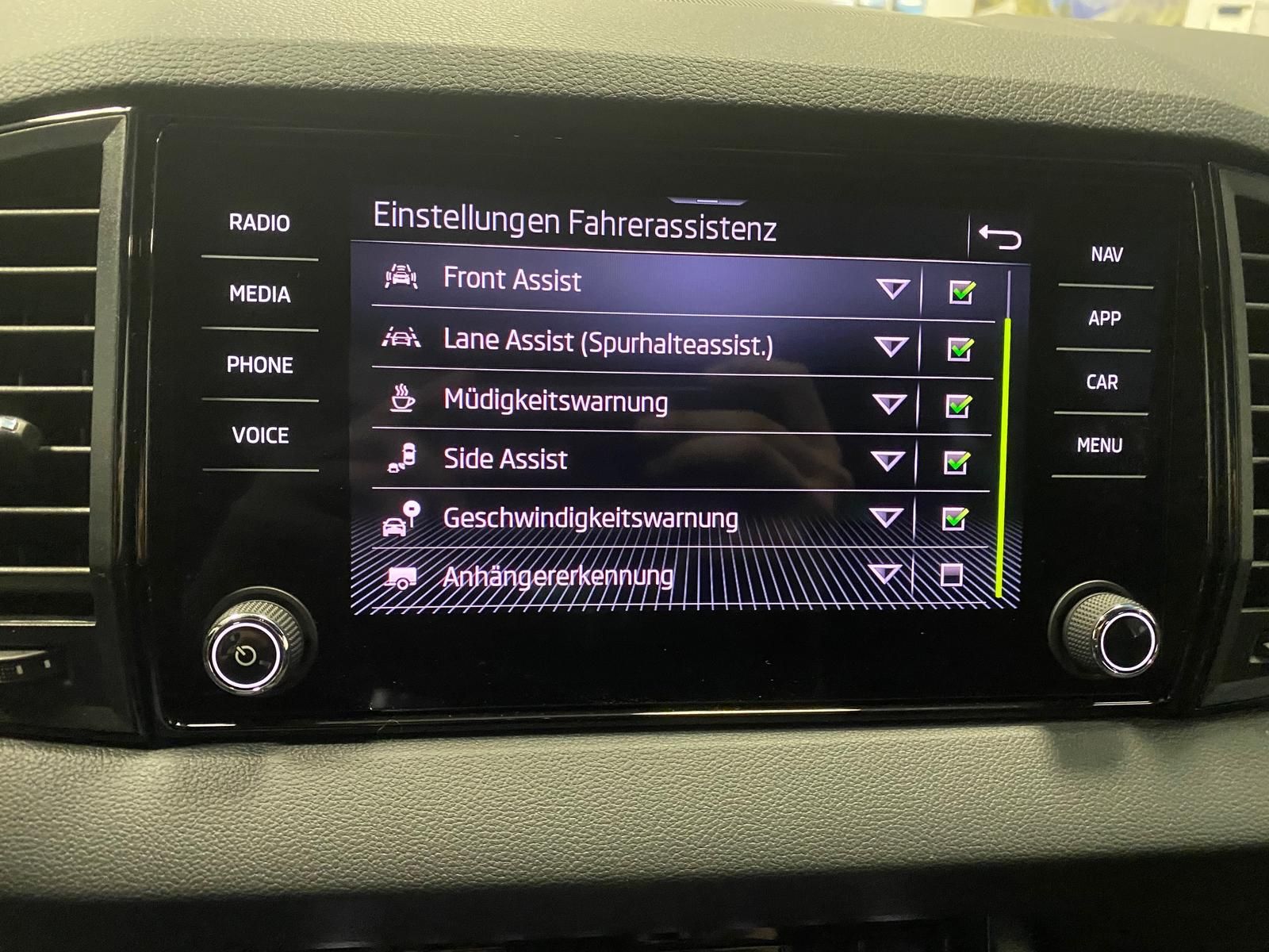 Fahrzeugabbildung SKODA Karoq 1.5 TSI SPORTLINE+5J GA+MATRIX+ACC+360+AHK