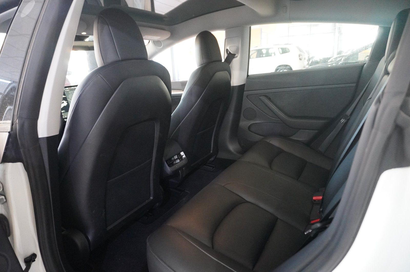 Fahrzeugabbildung Tesla Model 3 Standard Range Plus NAVI/KAMERA/SH/WÄRME