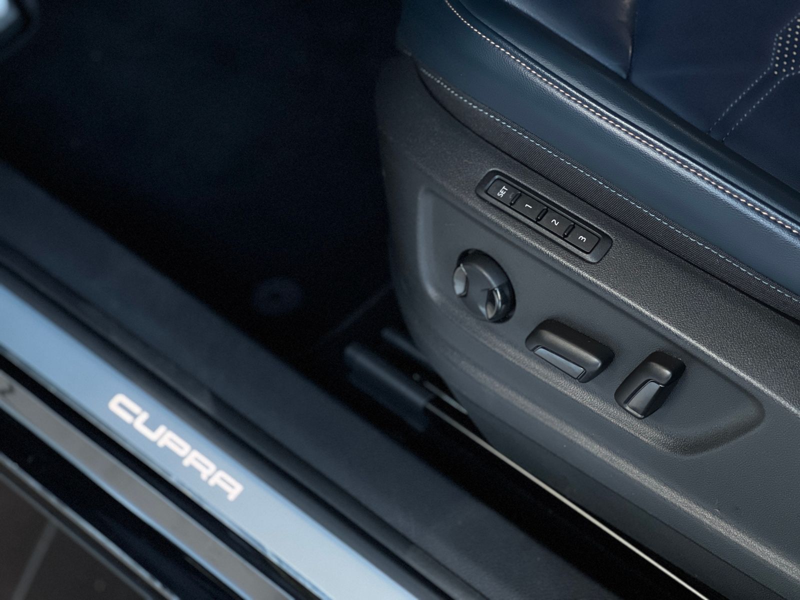 Fahrzeugabbildung CUPRA ATECA Limited Edition MY21 4Drive PANO NAV LEDER