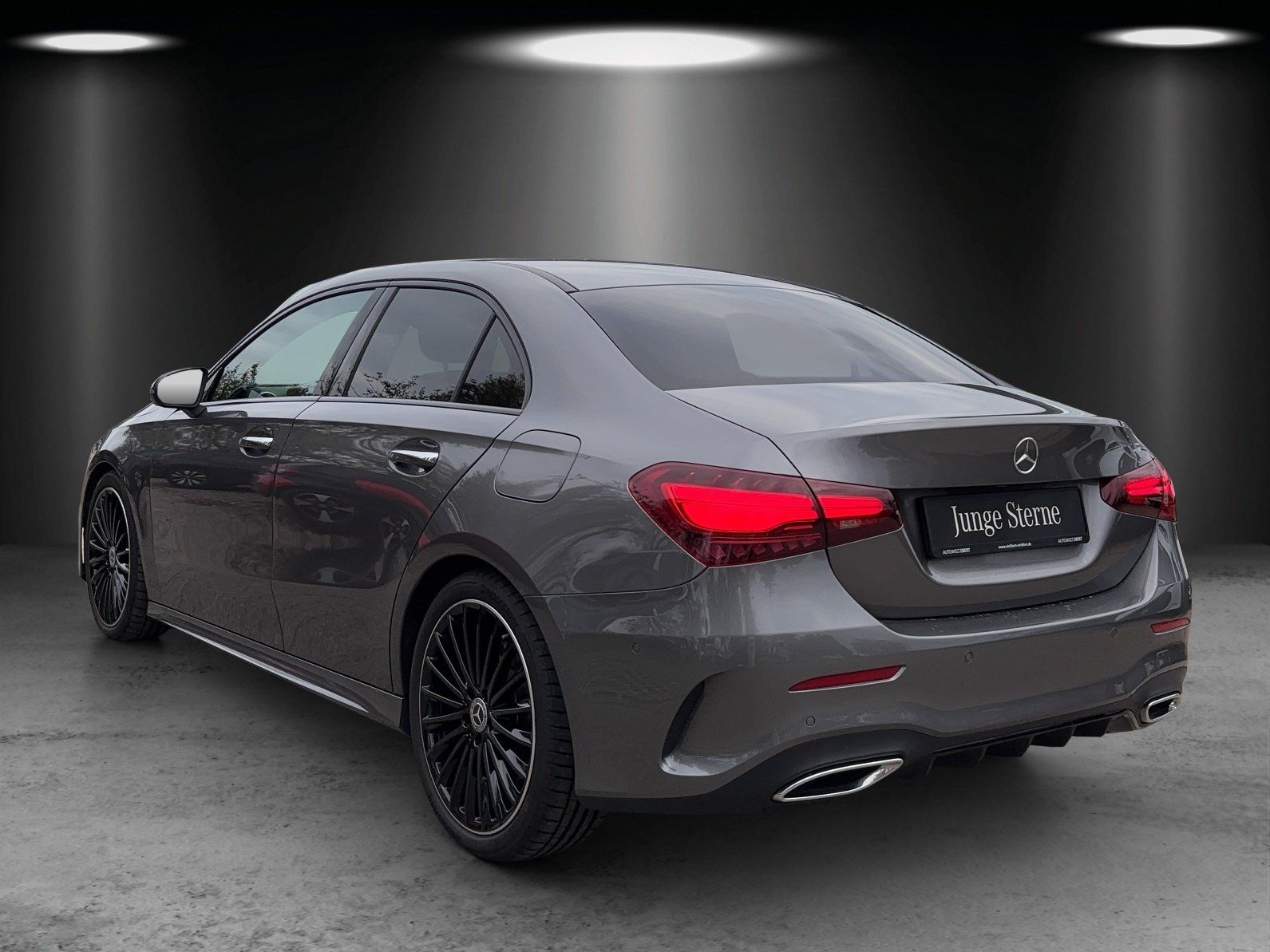 Fahrzeugabbildung Mercedes-Benz A 220 d Limousine AMG Distro MULTIBEAM KeyGO 19"