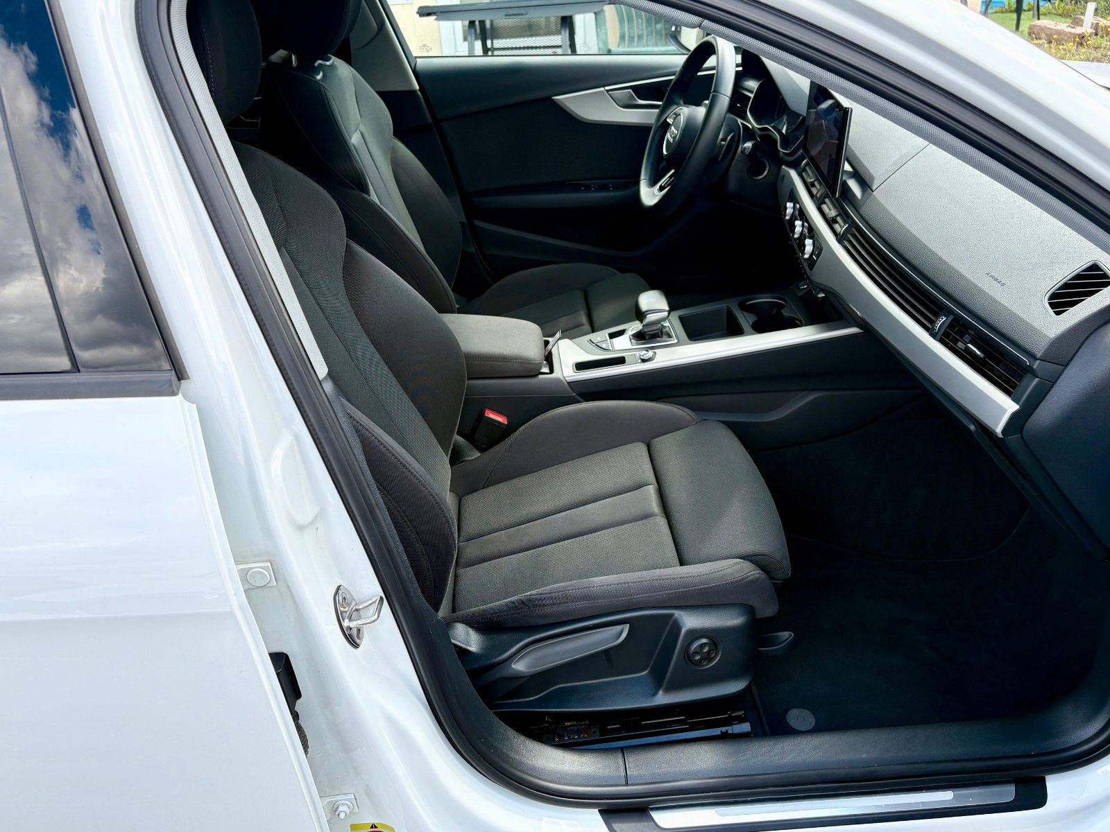 Fahrzeugabbildung Audi A4 Avant 35 TDI basis Navi AHK 1.HAND LED SPORTS